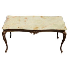 Table basse française en laiton et marbre onyx de style Louis XV-60s