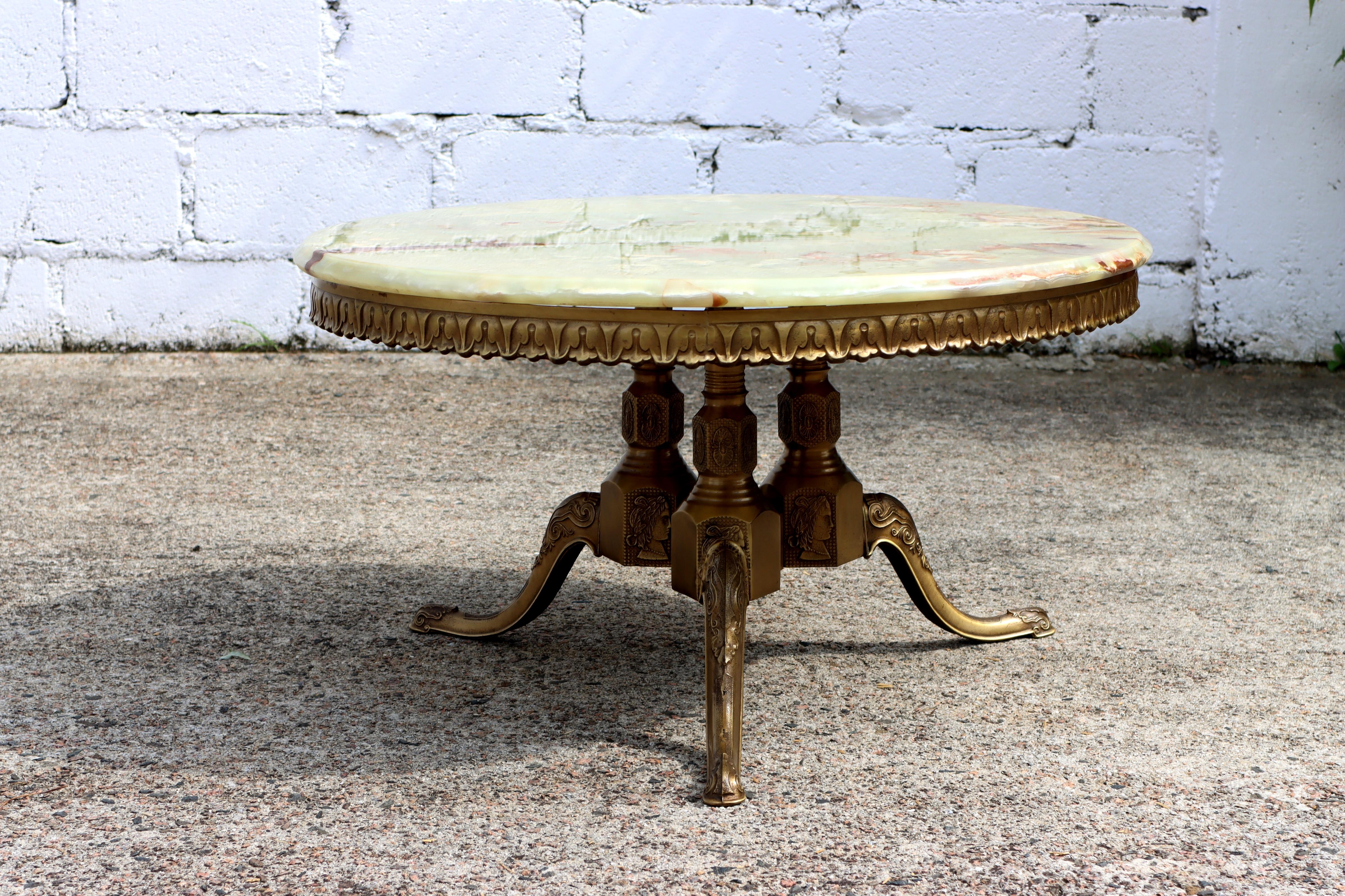 French Vintage green Onyx Marble & Brass Coffee Table-Marble lounge Table Style Louis XV from the 70s
An elegant massive Lounge Table in an extravagant Shape.
Marble Top with natural Patterns in soft green ,mother-of-pearl,white orange and