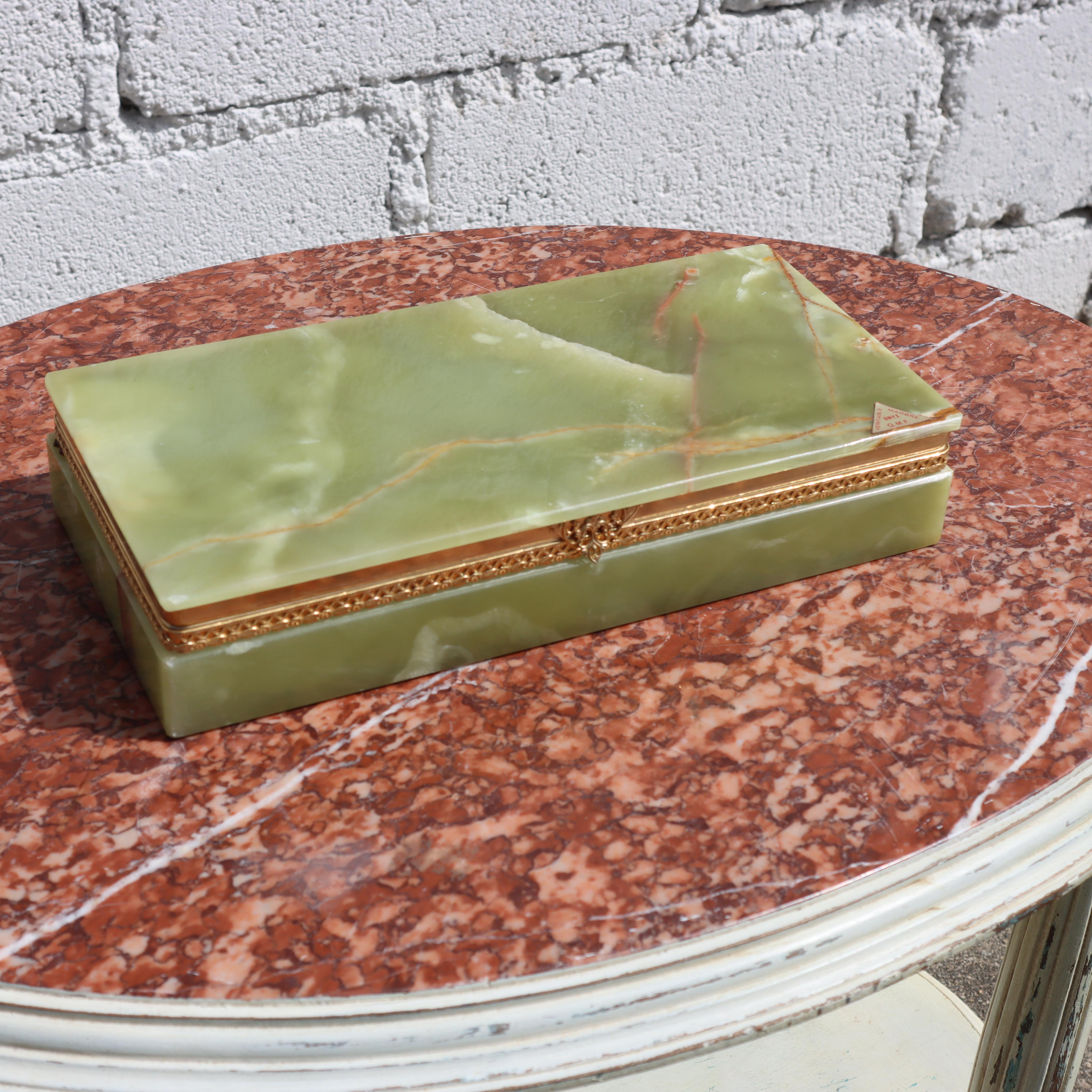 Beautiful , large Onyx Marble Jewelry Box from the 50s

Meticulously handcrafted from luxurious Onyx-Marble in spectacular Colors: green  and some dark red and white Colors - finished with Brass Borders.

This Box has 3 Compartments - ideal for all