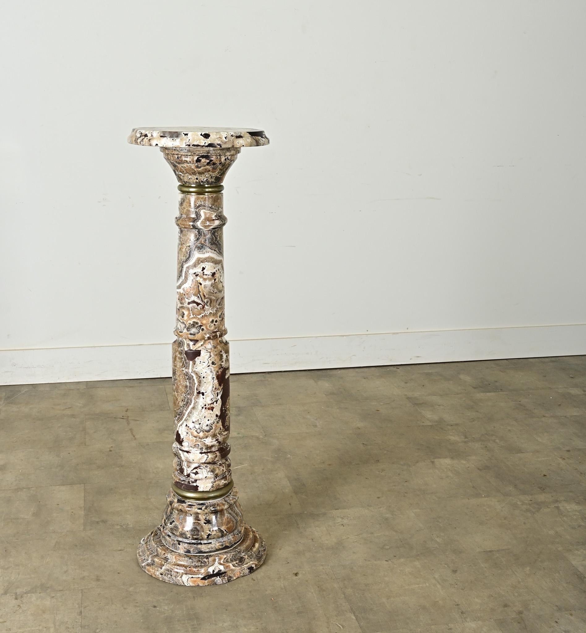Un captivant piédestal en onyx naturel français vintage du 20e siècle, sculpté à la main pour révéler des tourbillons marbrés de moka, de gris et de blanc, donnant de la texture à la colonne lisse. La surface plane permet d'élever les œuvres d'art