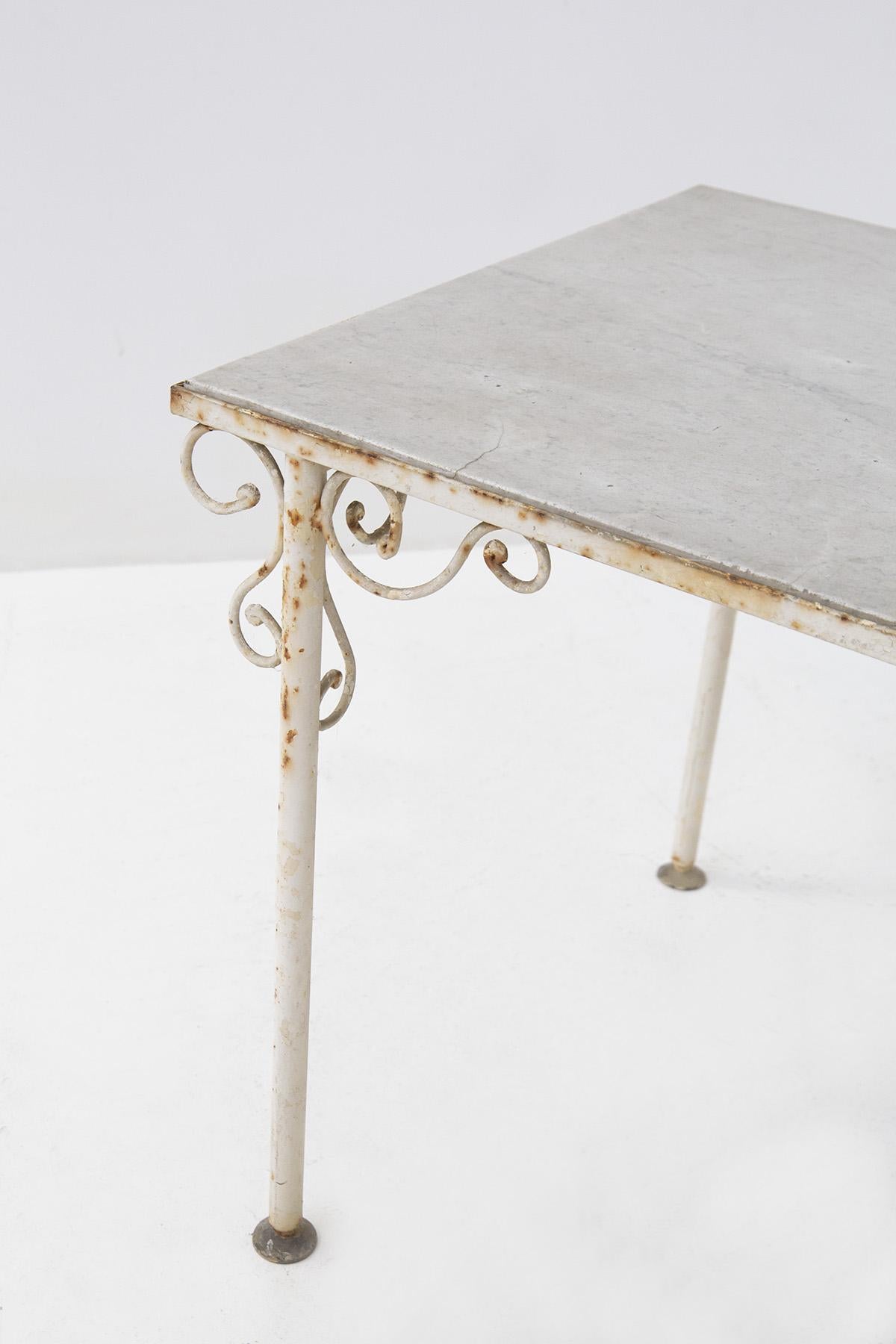 Schöner französischer Tisch aus den späten 1800er Jahren, hergestellt in Frankreich im Stil des Rustic Chic.
Der Tisch hat einen schmiedeeisernen, weiß lackierten Rahmen und vier zylindrische Beine, die die Platte tragen. Das Wunder der