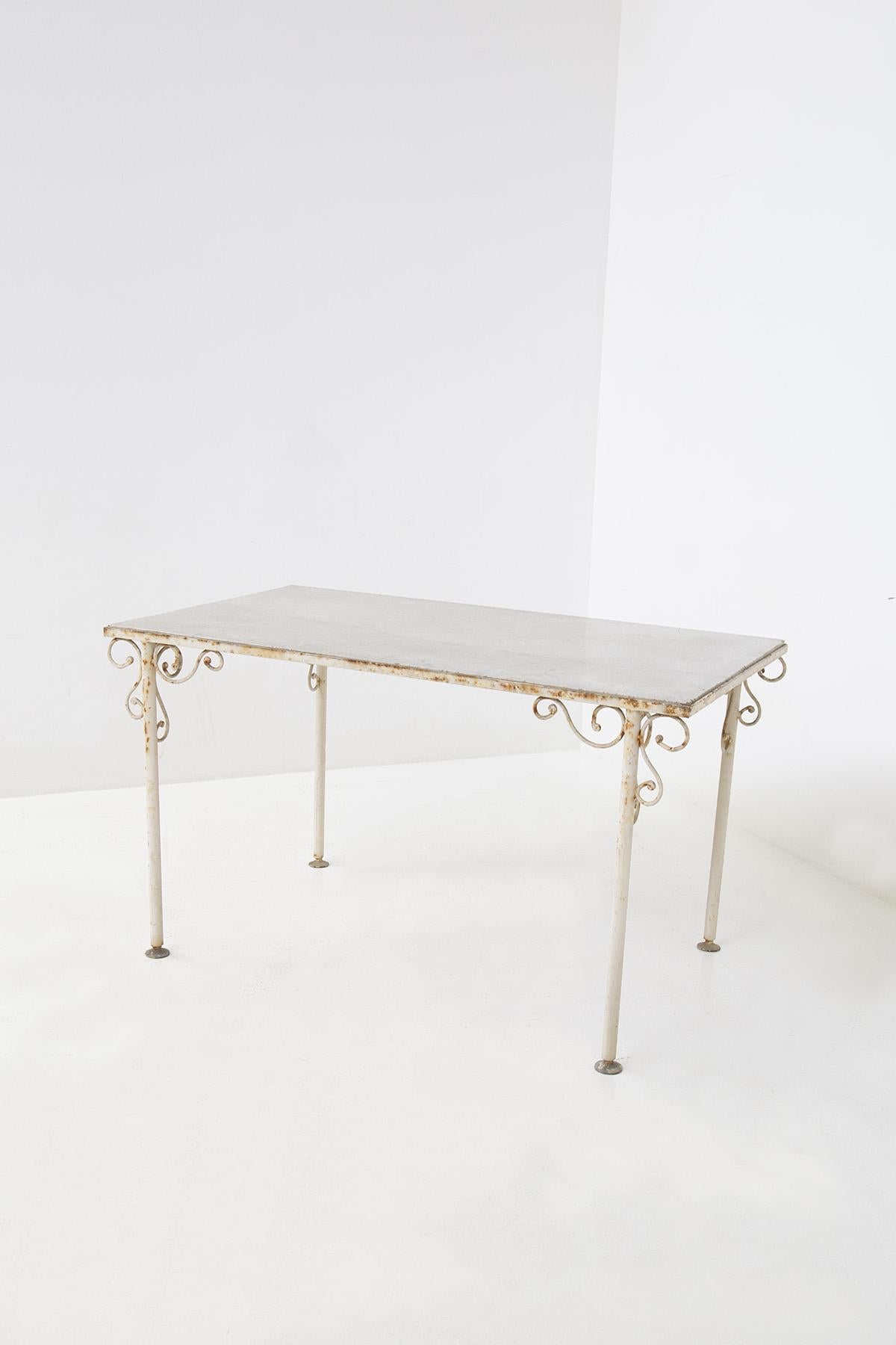 Vintage-Tisch aus Eisen und Marmor für den Außenbereich (Rustikal) im Angebot