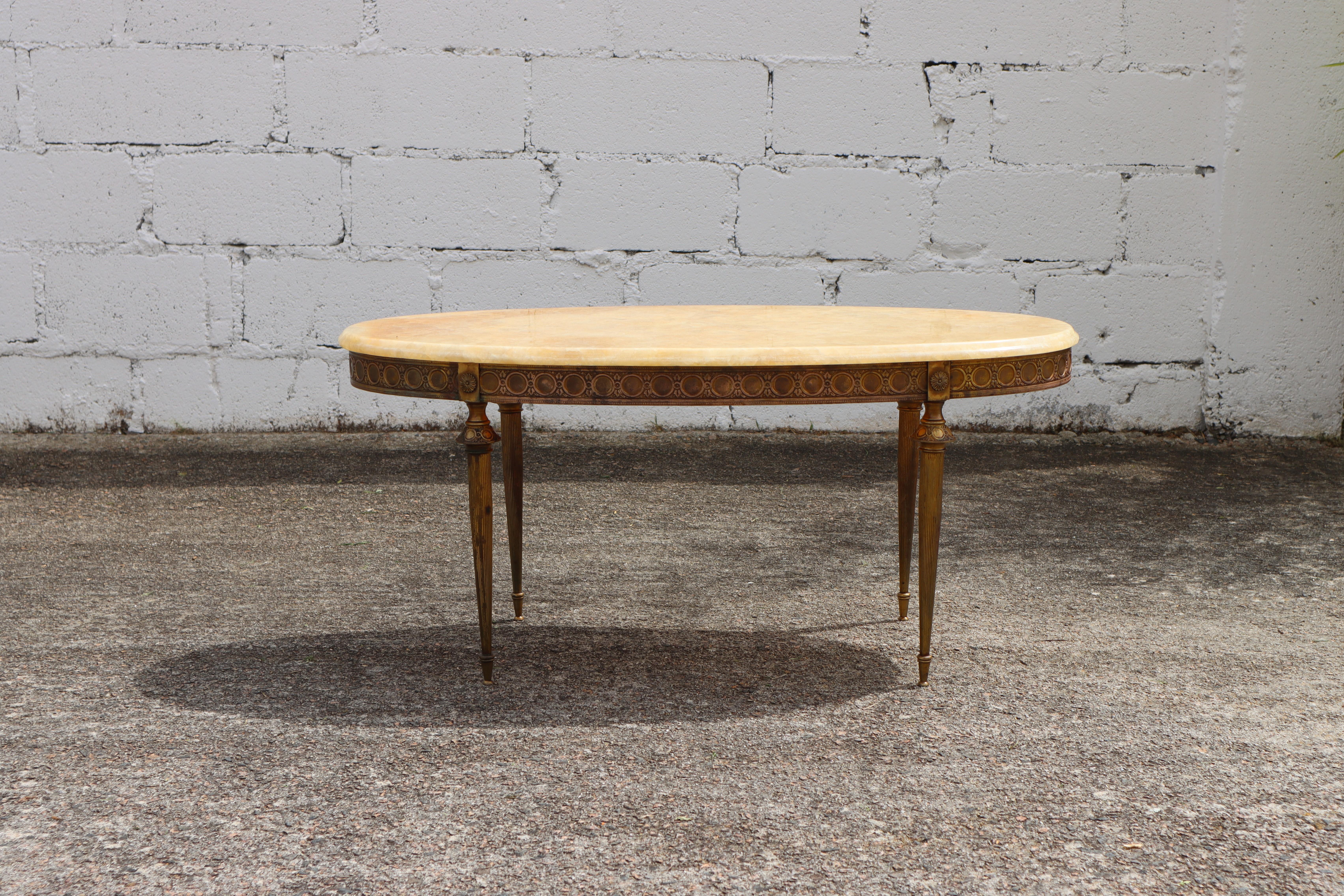 French Vintage Marble and Brass Coffee Table - Lounge Table - Cocktail Table Emporium Style from the 70s

Massive Oval Marble Table Top with all-round decorative Edge

wonderful Colors : Clouds of light yellow,beige,pearl with some shiny