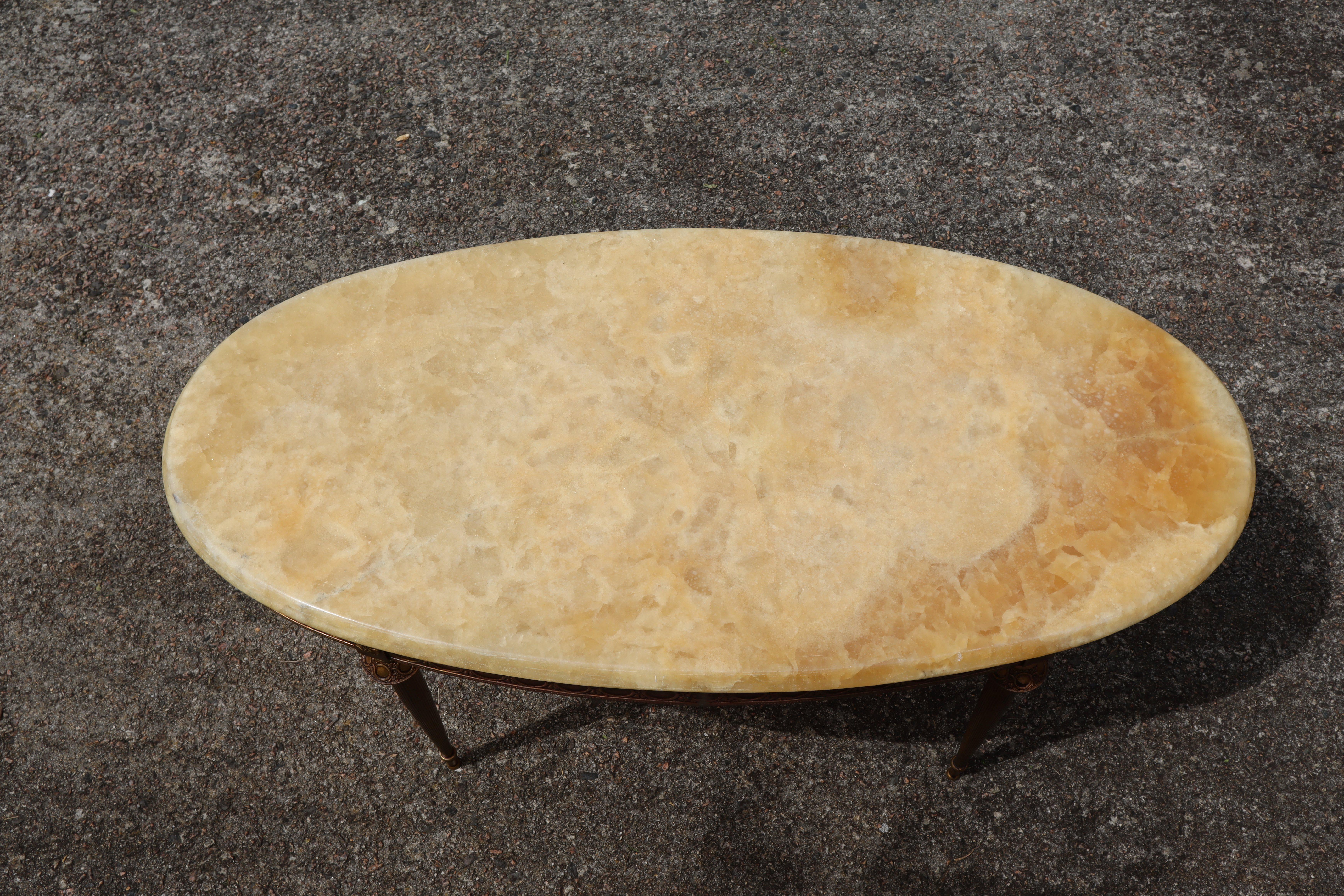 French Vintage Oval Marble & Brass Coffee Table-Cocktail Table-Lounge Table-70s In Good Condition In Bussiere Dunoise, Nouvel Aquitaine