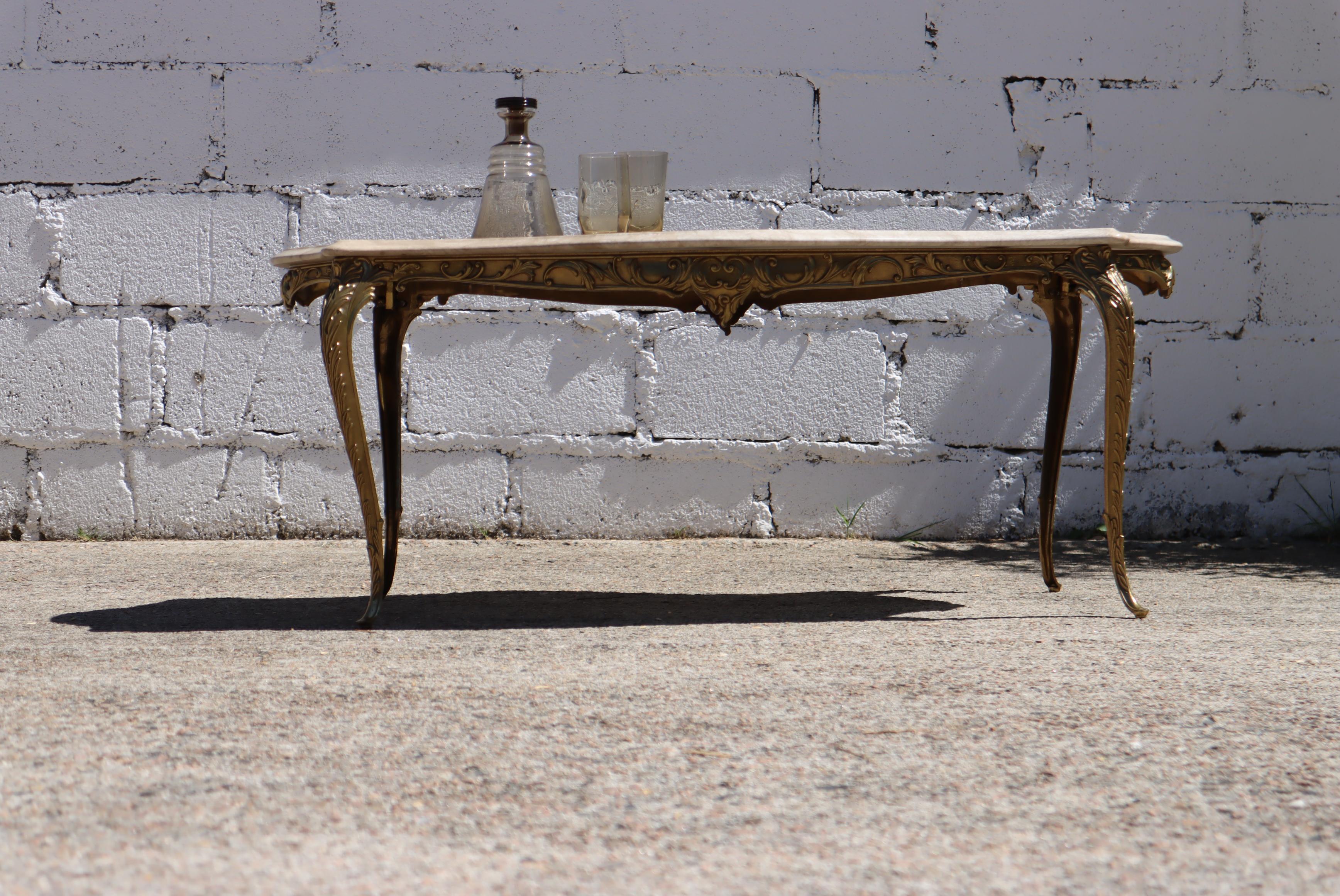 French Vintage big marble brass coffee table style Louis XV-vintage Lounge table-cocktail table from the 70s
Elegant tabletop shape - Marble Top with natural Patterns in beautiful mix of different shades of grey, cream beige and a hint of