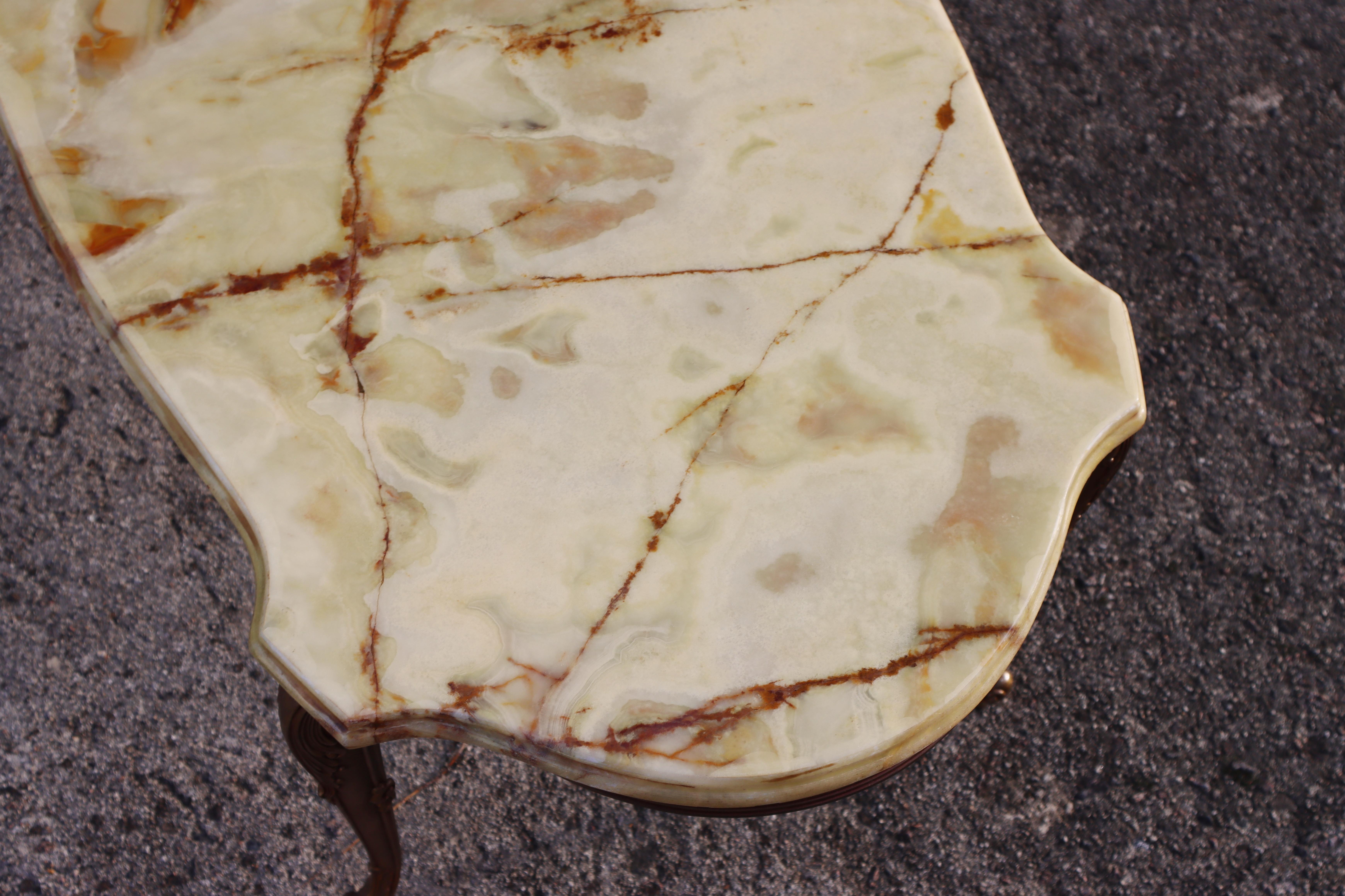 French Vintage Marble brass coffee table -vintage cocktail table - Style Louis XV from the 70s
Elegant Tabletop Shape - Marble Top with natural Patterns in beautiful mix of different shades of green,mother-of-pearl,orange,brown
grounded decorative
