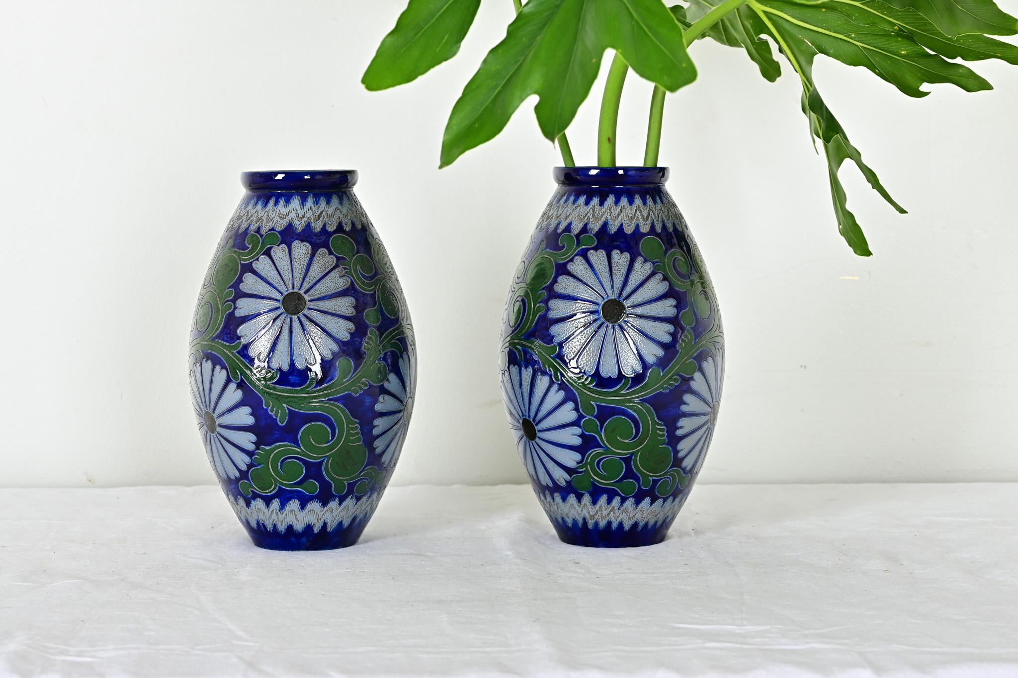 Lavati con uno splendido smalto blu cobalto, questa coppia vintage di vasi in ceramica francese Gres d'Alsace proviene dalla città alsaziana di Betschdorf, che fin dal XVIII secolo ha mantenuto una tradizione unica nell'arte della ceramica,
