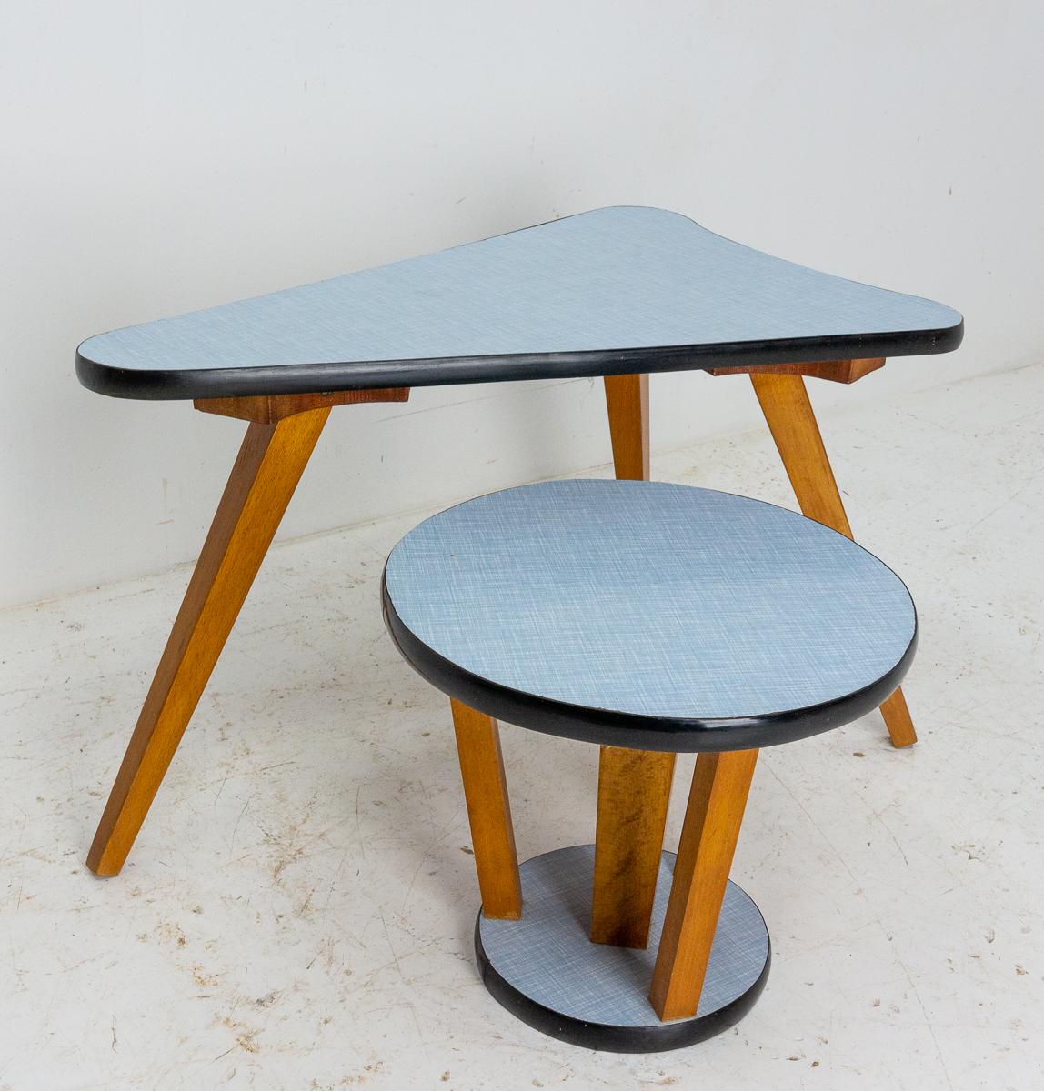 Ensemble de deux tables gigognes vintage françaises, circa 1950
Hêtre et formica bleu
Petite table ronde : diamètre du dessus 37 cm, diamètre du dessous 33 cm.
Bon état vintage, très original.



 