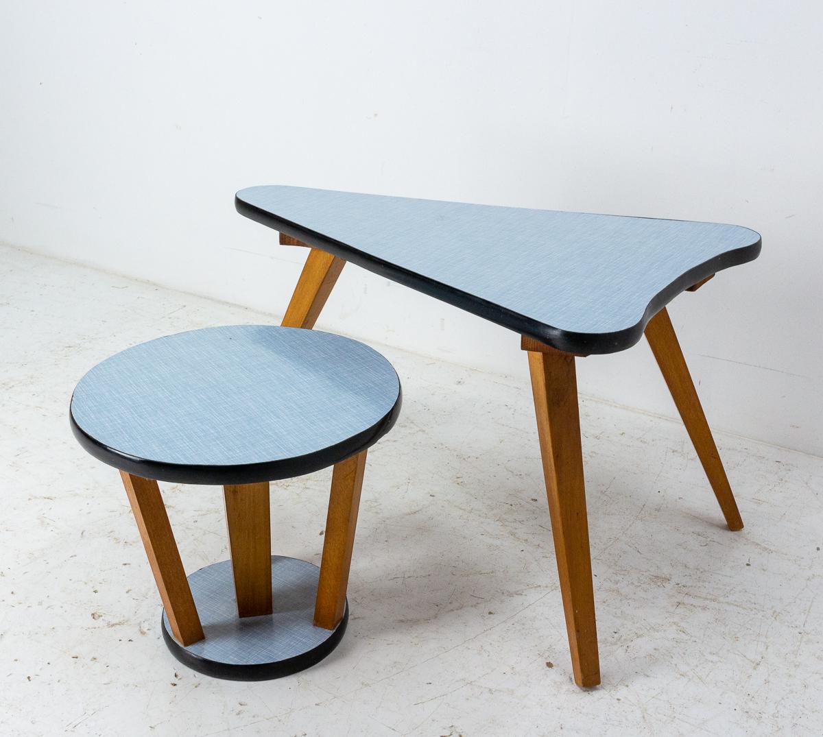 Mid-Century Modern Paire de tables gigognes vintage françaises avec plateau en formica, typique des années 1950 en vente