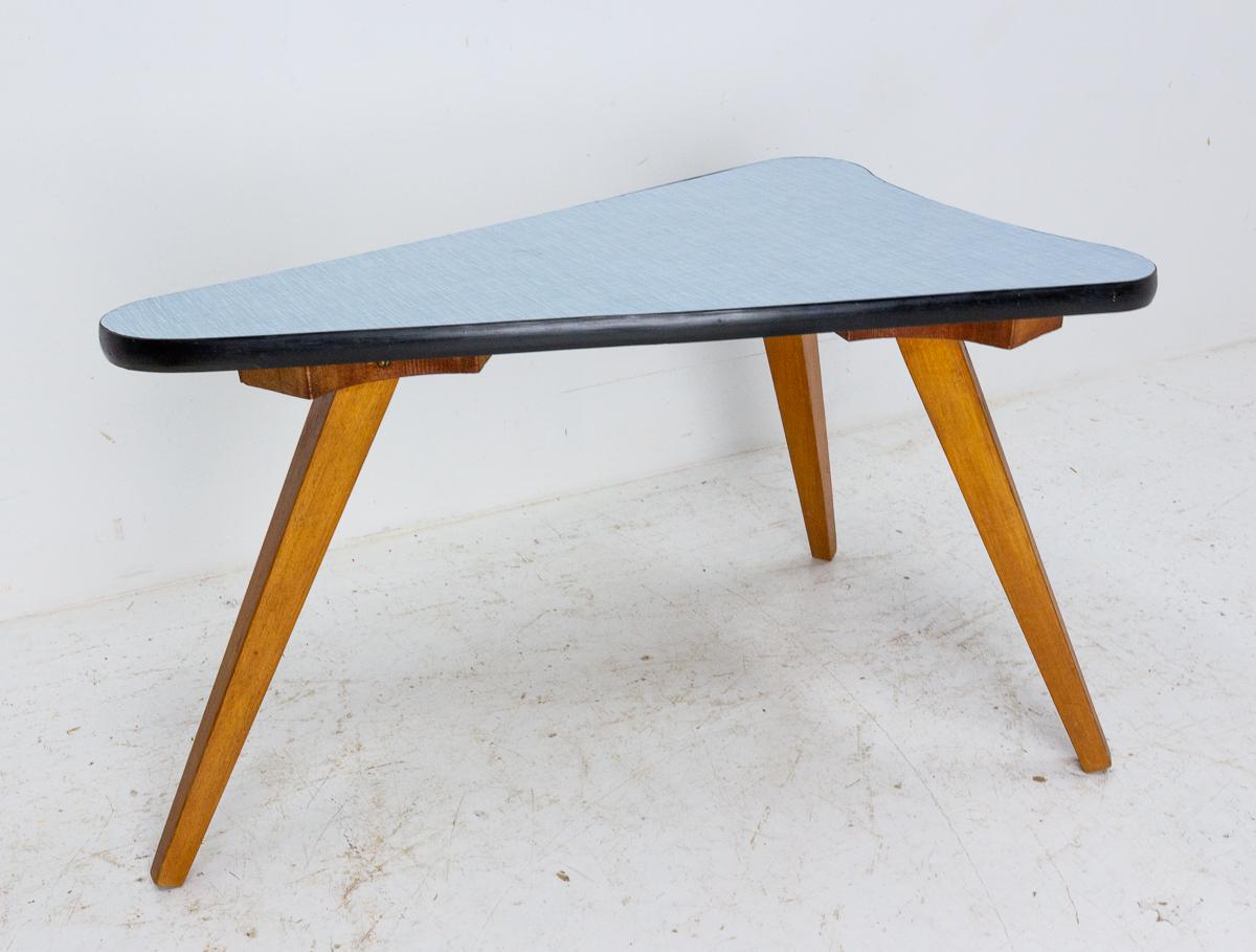 Paire de tables gigognes vintage françaises avec plateau en formica, typique des années 1950 Bon état - En vente à Labrit, Landes