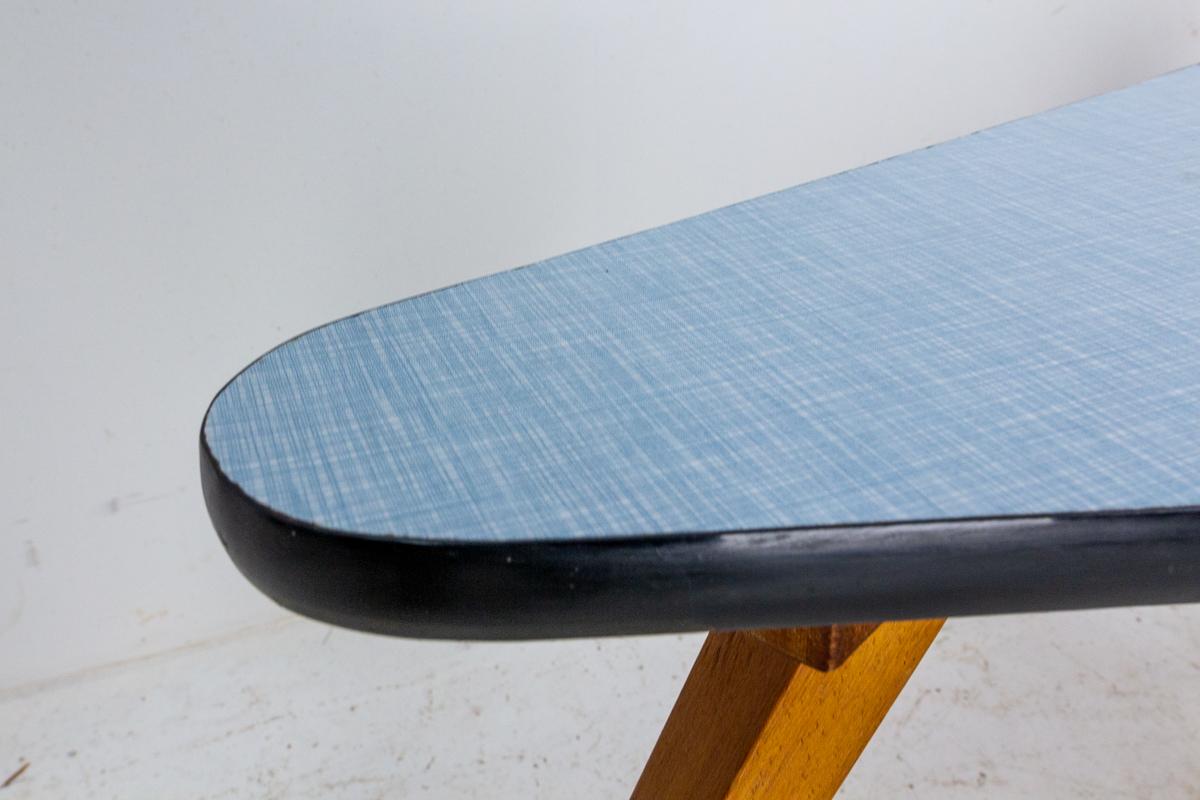 Coppia di tavolini vintage francesi con piano in formica tipici del 1950 in vendita 2