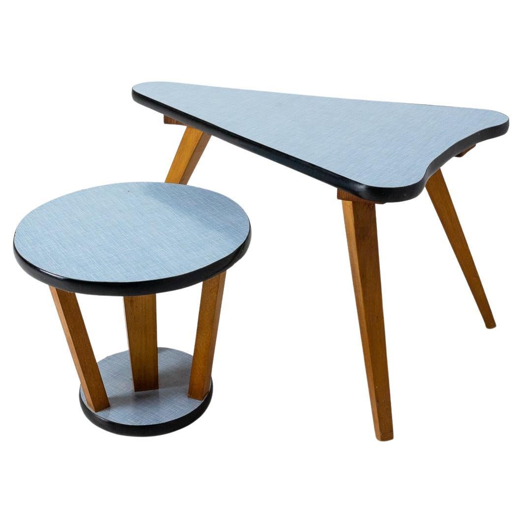 Paire de tables gigognes vintage françaises avec plateau en formica, typique des années 1950 en vente
