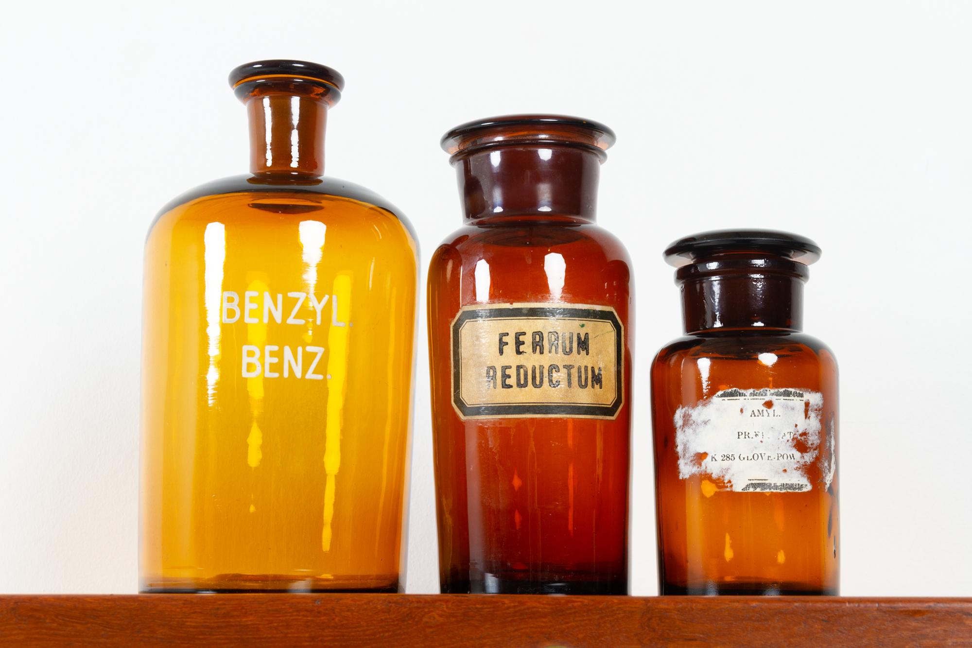 Français Bouteilles de pharmacie françaises vintage en verre des années 1930, lot de 3 en vente