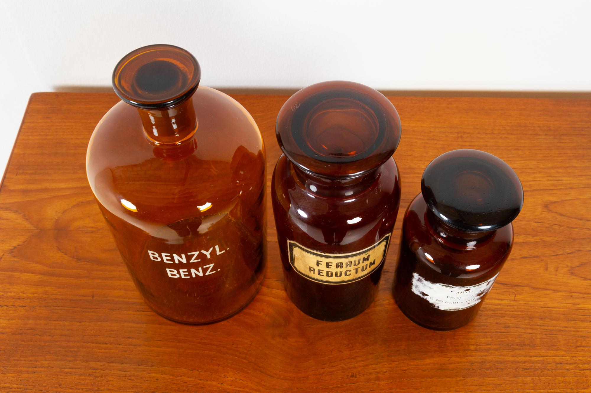 Bouteilles de pharmacie françaises vintage en verre des années 1930, lot de 3 État moyen - En vente à Asaa, DK