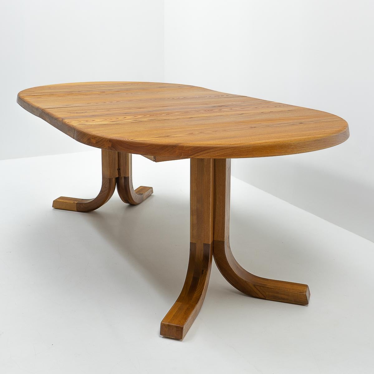 Beautiful round T40 dining table designed by Pierre Chapo. As with all furniture by Chapo, this piece shows excellent craftsmanship, is constructed in solid wood and was made to last.

Made in French Elm, nowadays very difficult to source due to the