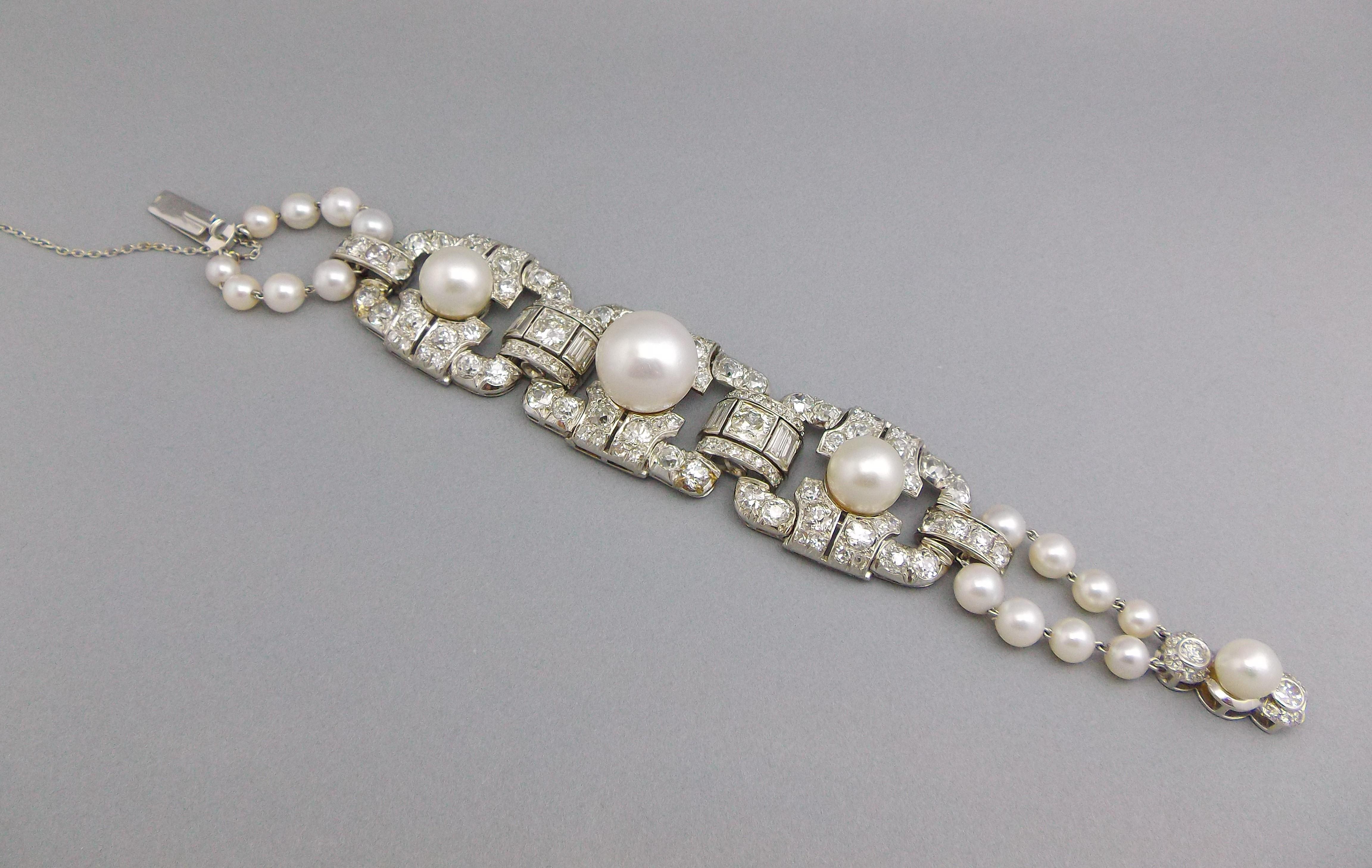 Ein luxuriöses Vintage-Armband mit Perlen und Diamanten aus Platin und 18 Karat Weißgold. Das Gewicht der Diamanten beträgt ca. 10,25ct, die Länge beträgt ca. 6,25 Zoll, das Gewicht 48,8 Gramm. 