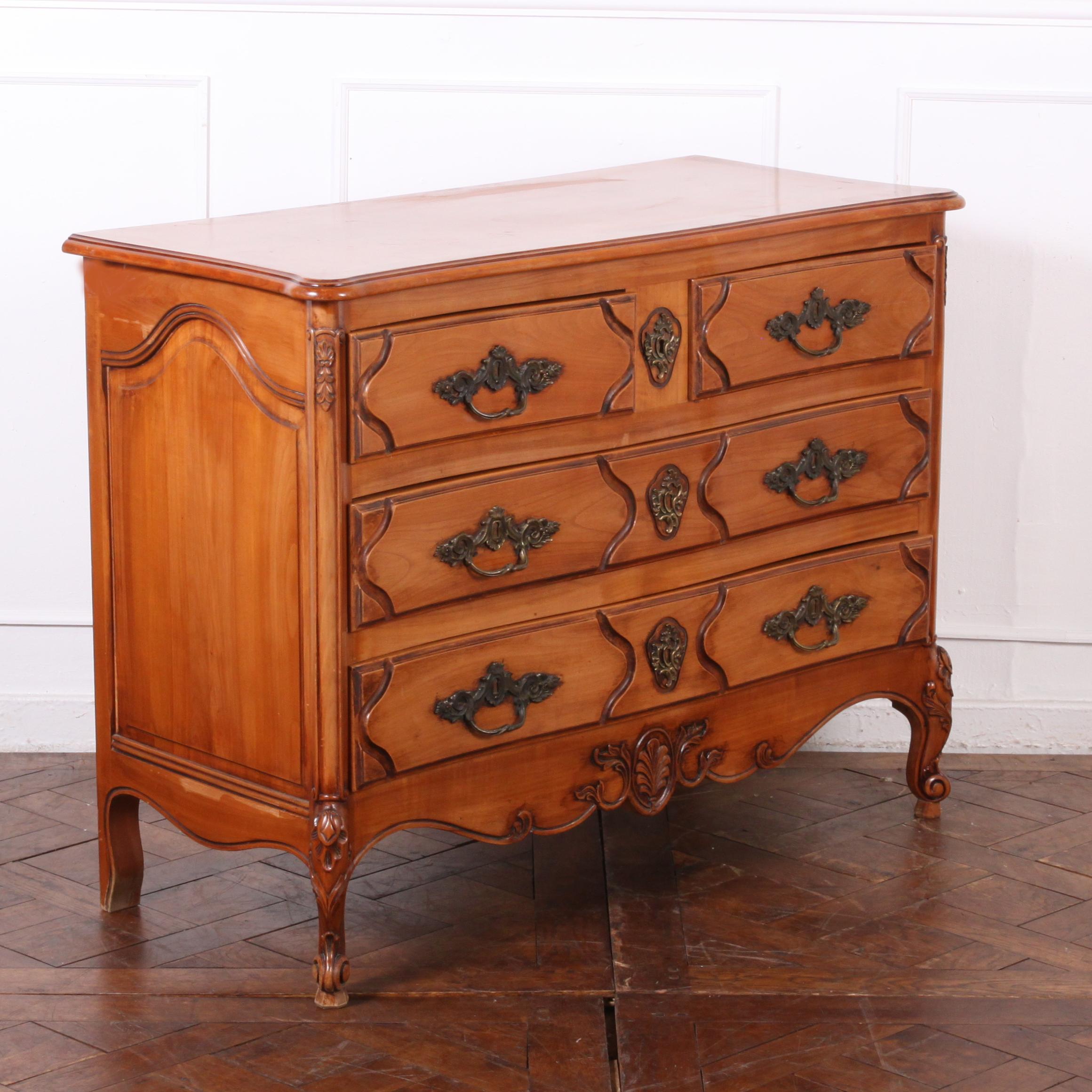 French Vintage Provencal Style Commode In Good Condition In Vancouver, British Columbia