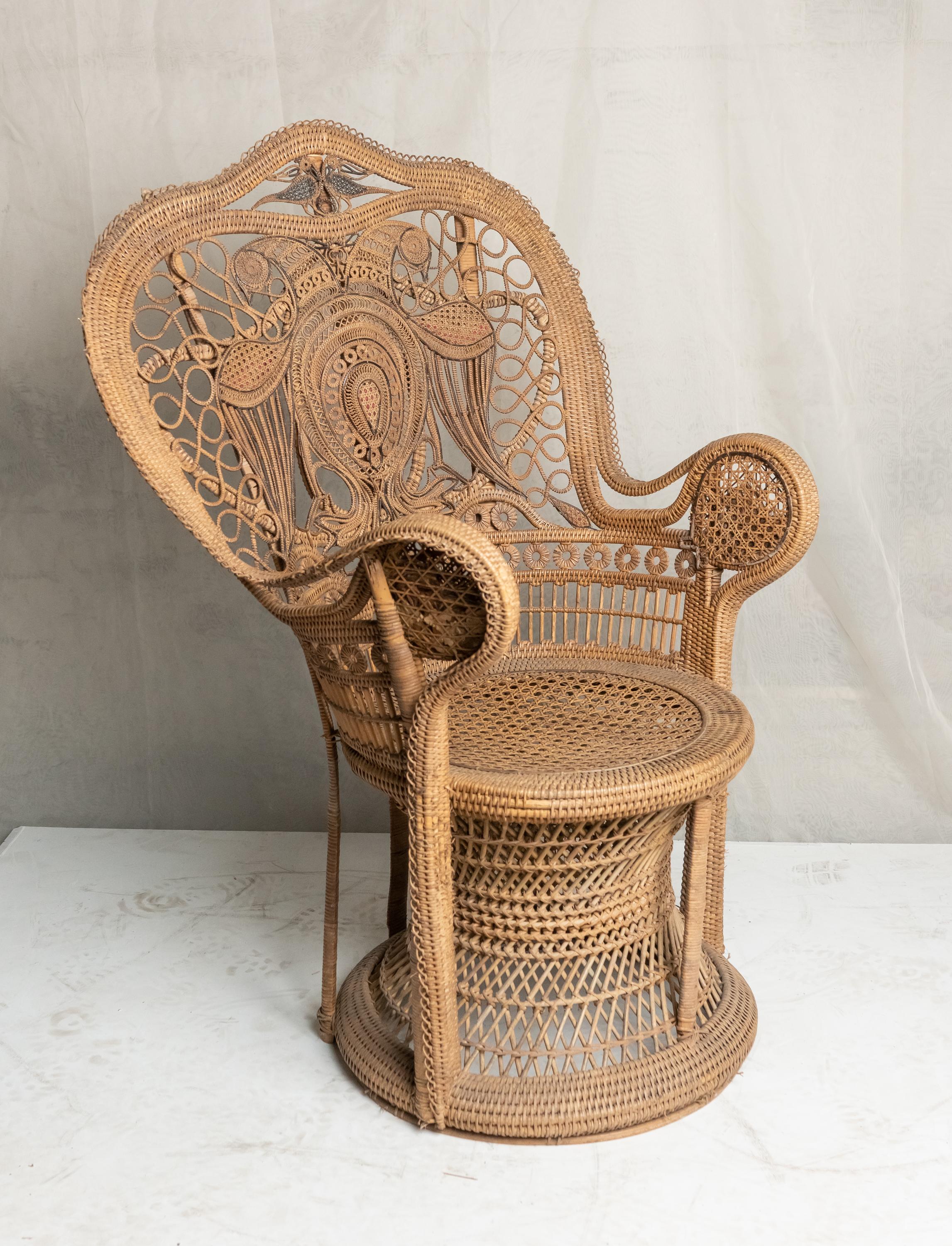 Fauteuil en rotin vintage français magnifiquement conçu avec des motifs de tissage complexes, rendus célèbres par les films érotiques des années 1970 