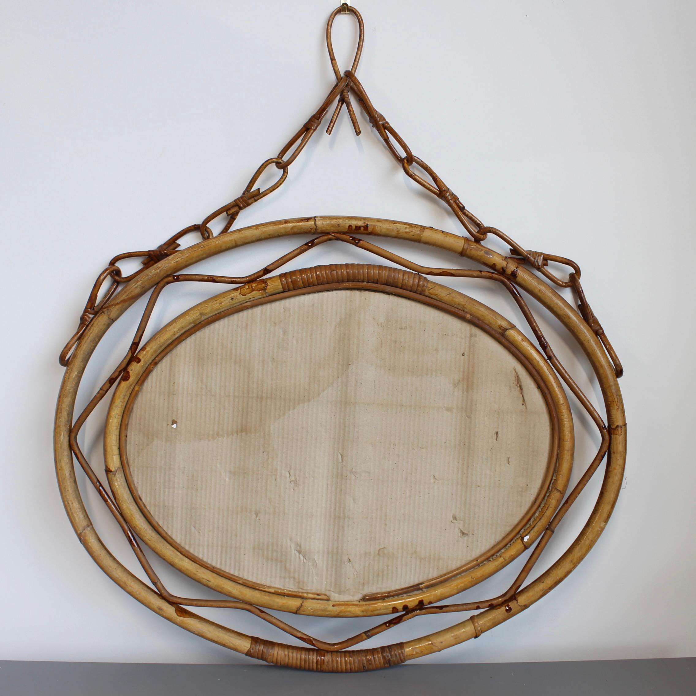 Miroir mural en rotin avec chaîne (circa 1960) en vente 9