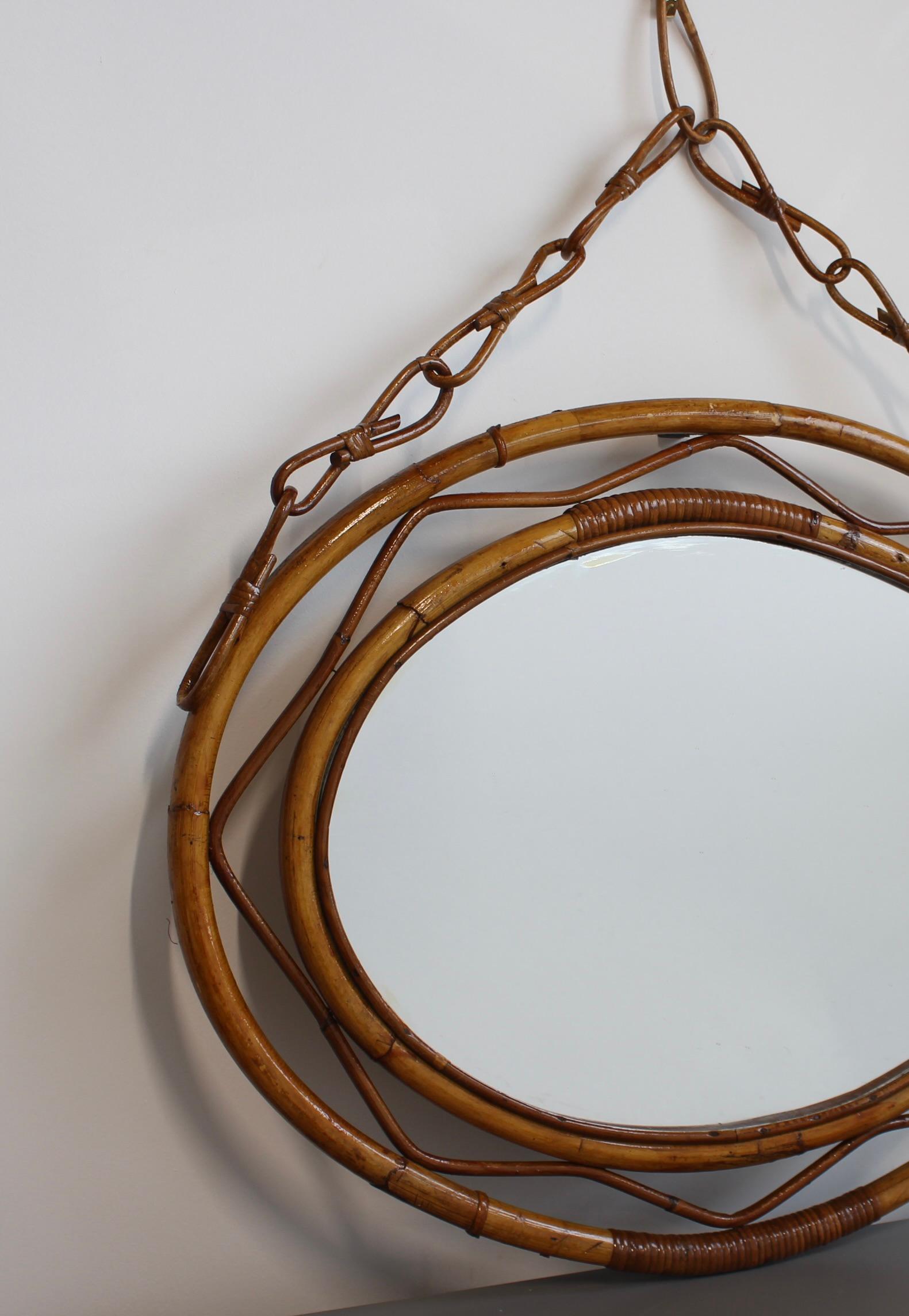 Français Miroir mural en rotin avec chaîne (circa 1960) en vente