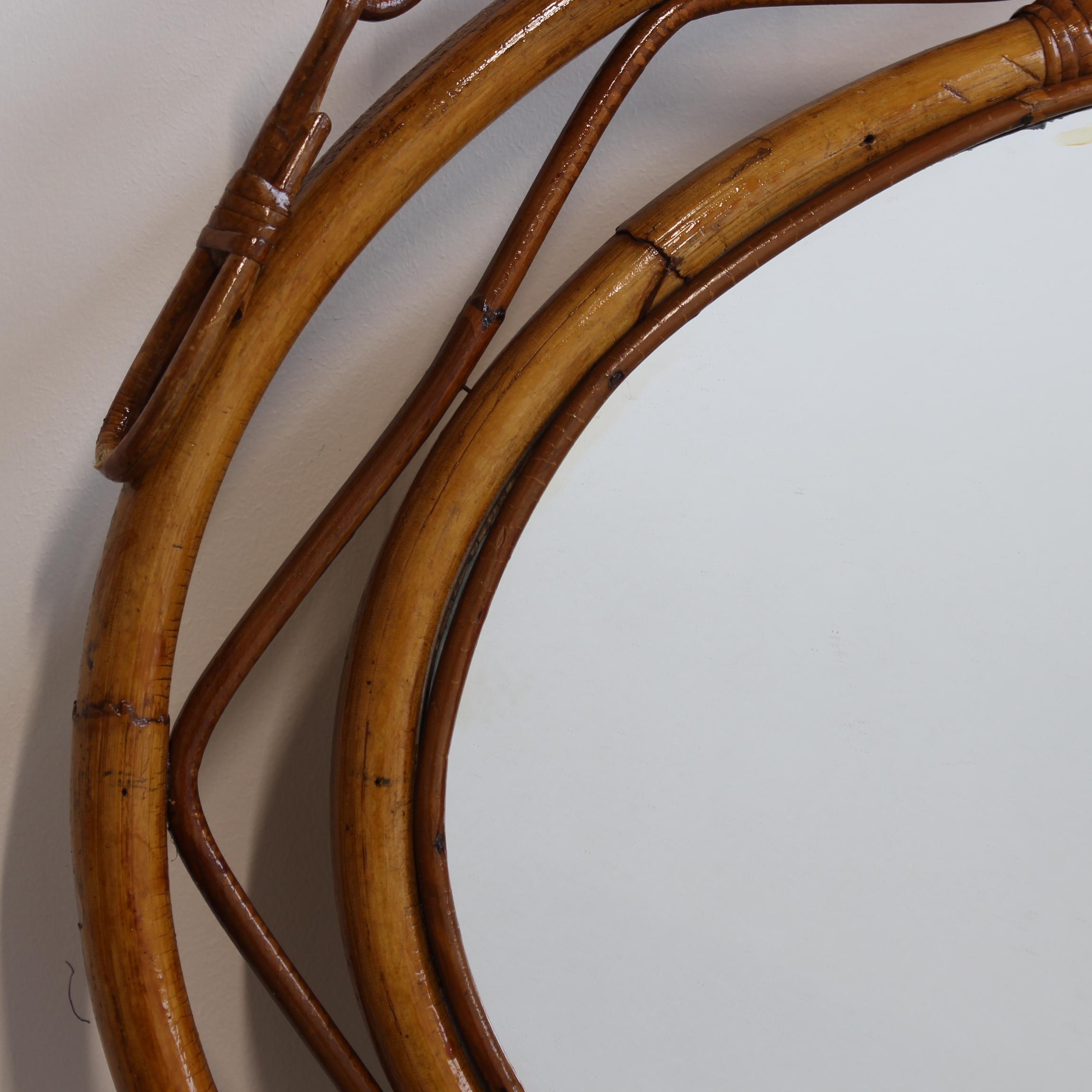 Milieu du XXe siècle Miroir mural en rotin avec chaîne (circa 1960) en vente