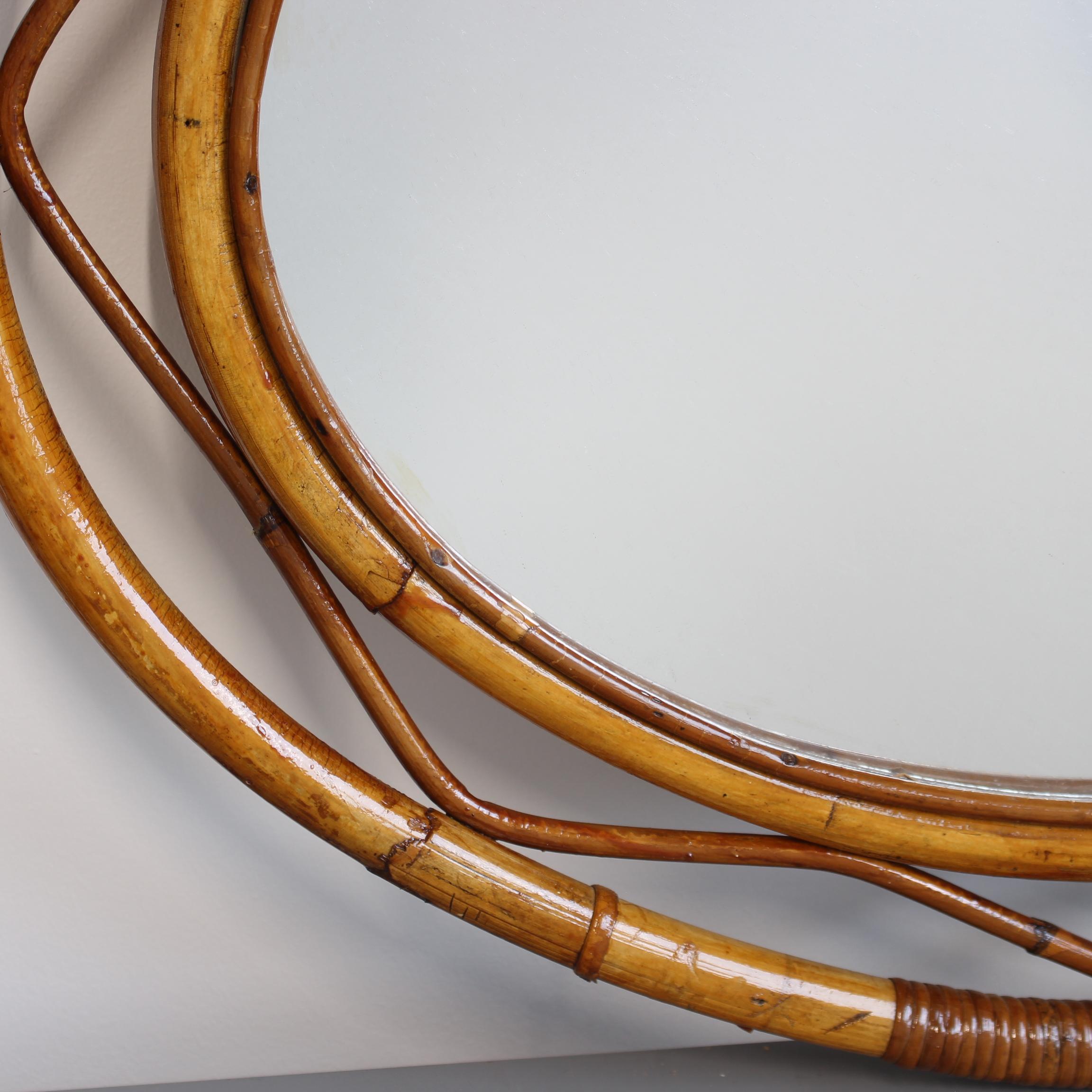 Miroir mural en rotin avec chaîne (circa 1960) en vente 2