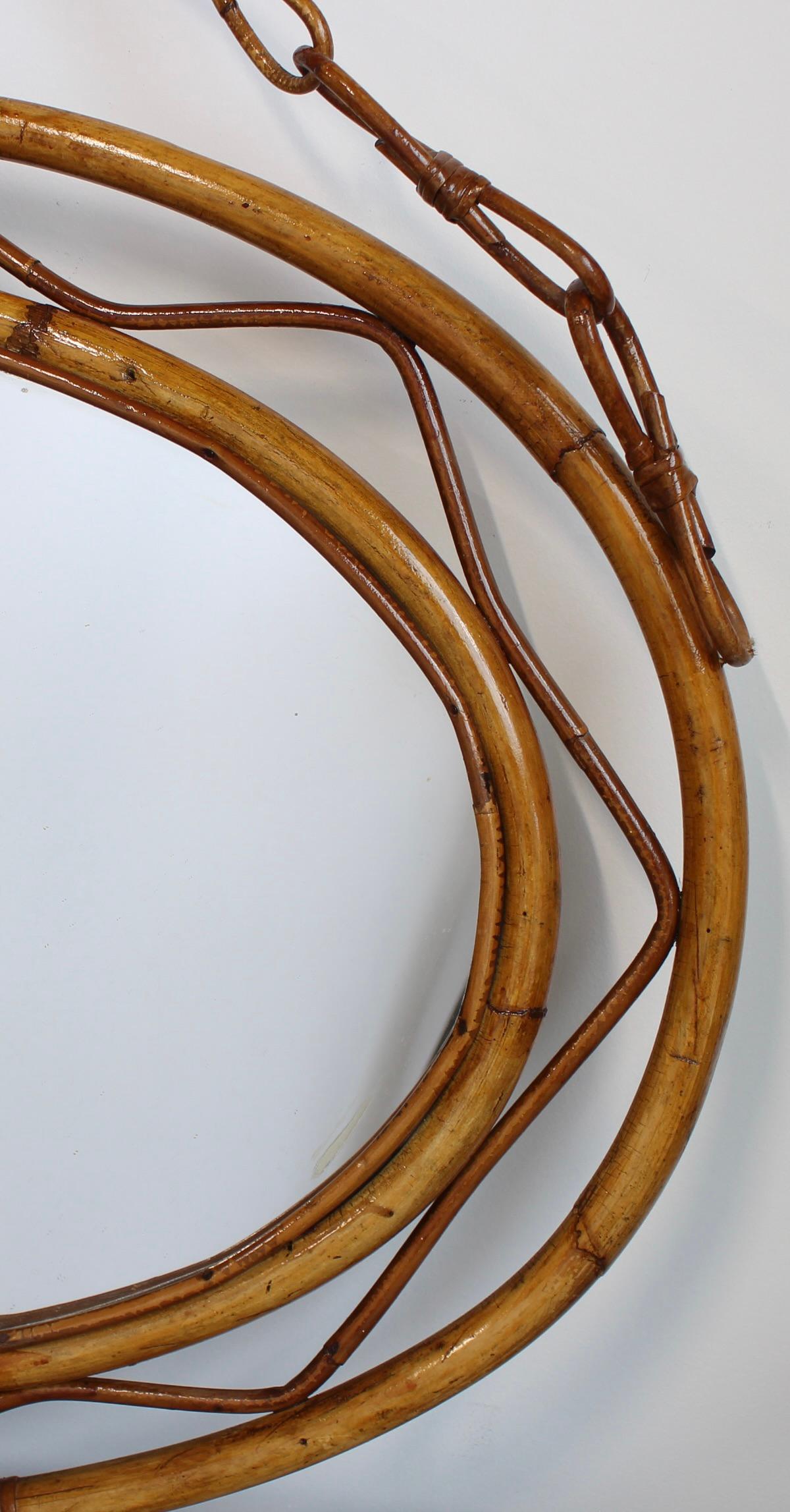 Miroir mural en rotin avec chaîne (circa 1960) en vente 3