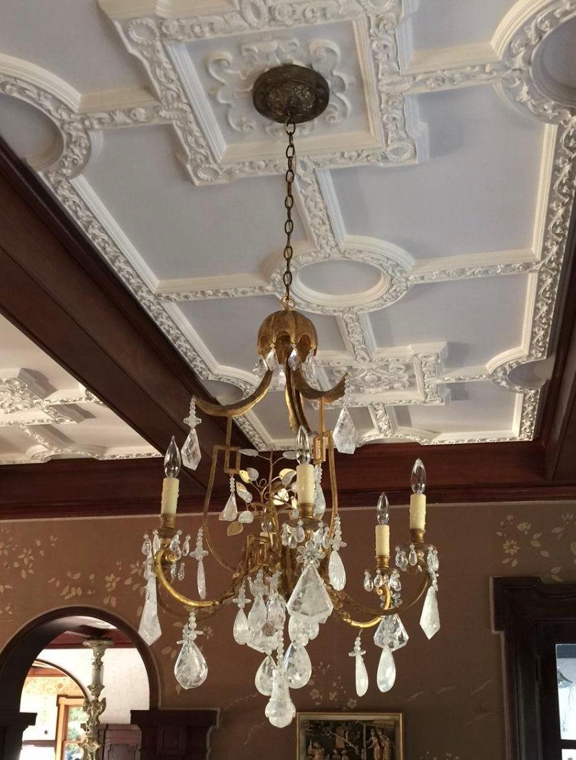 Cristallo di rocca Lampadario francese d'epoca in cristallo di rocca e ferro battuto con foglia d'oro 23k in vendita