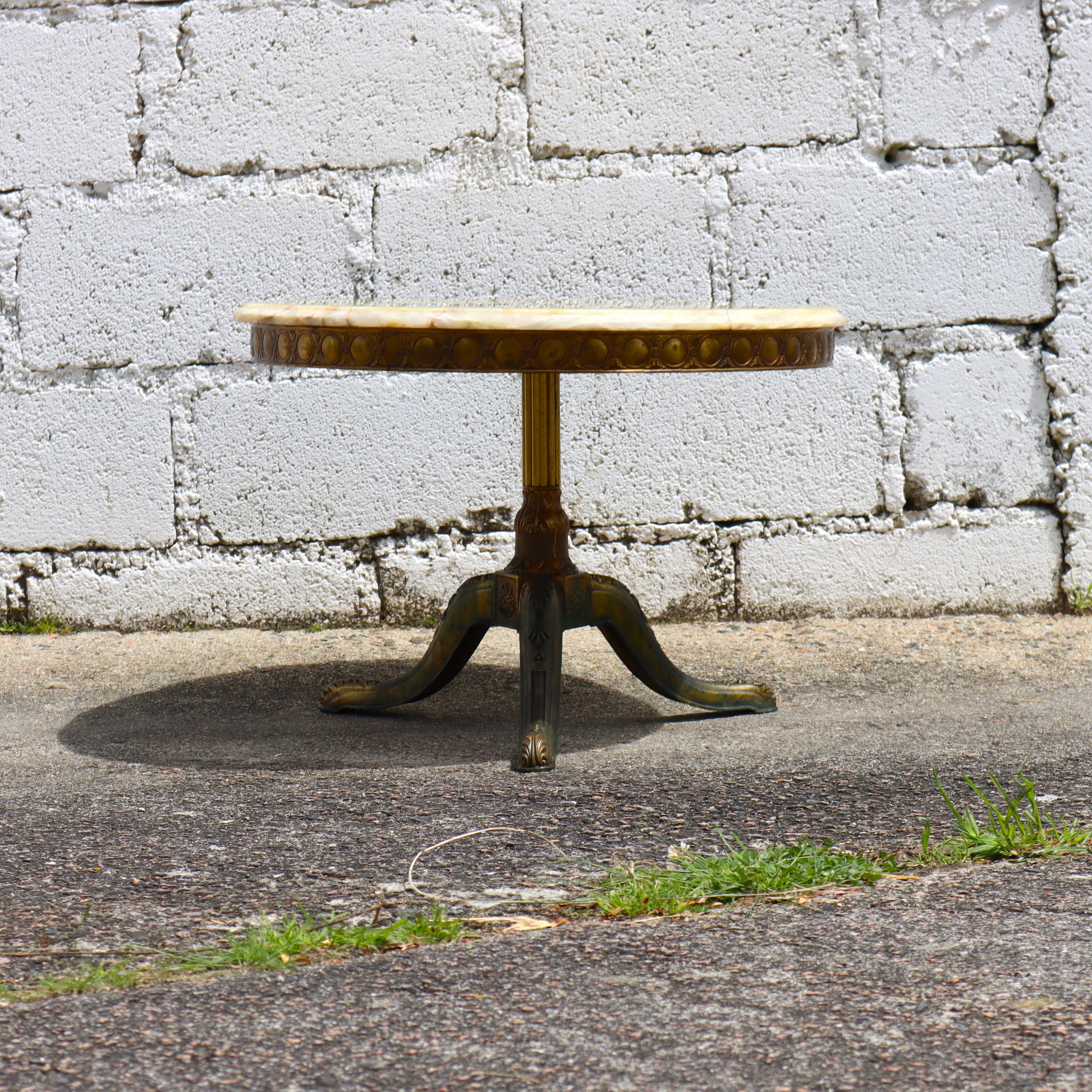 Francese Tavolino rotondo francese d'epoca in marmo onice e ottone in stile Luigi XV anni '60 in vendita