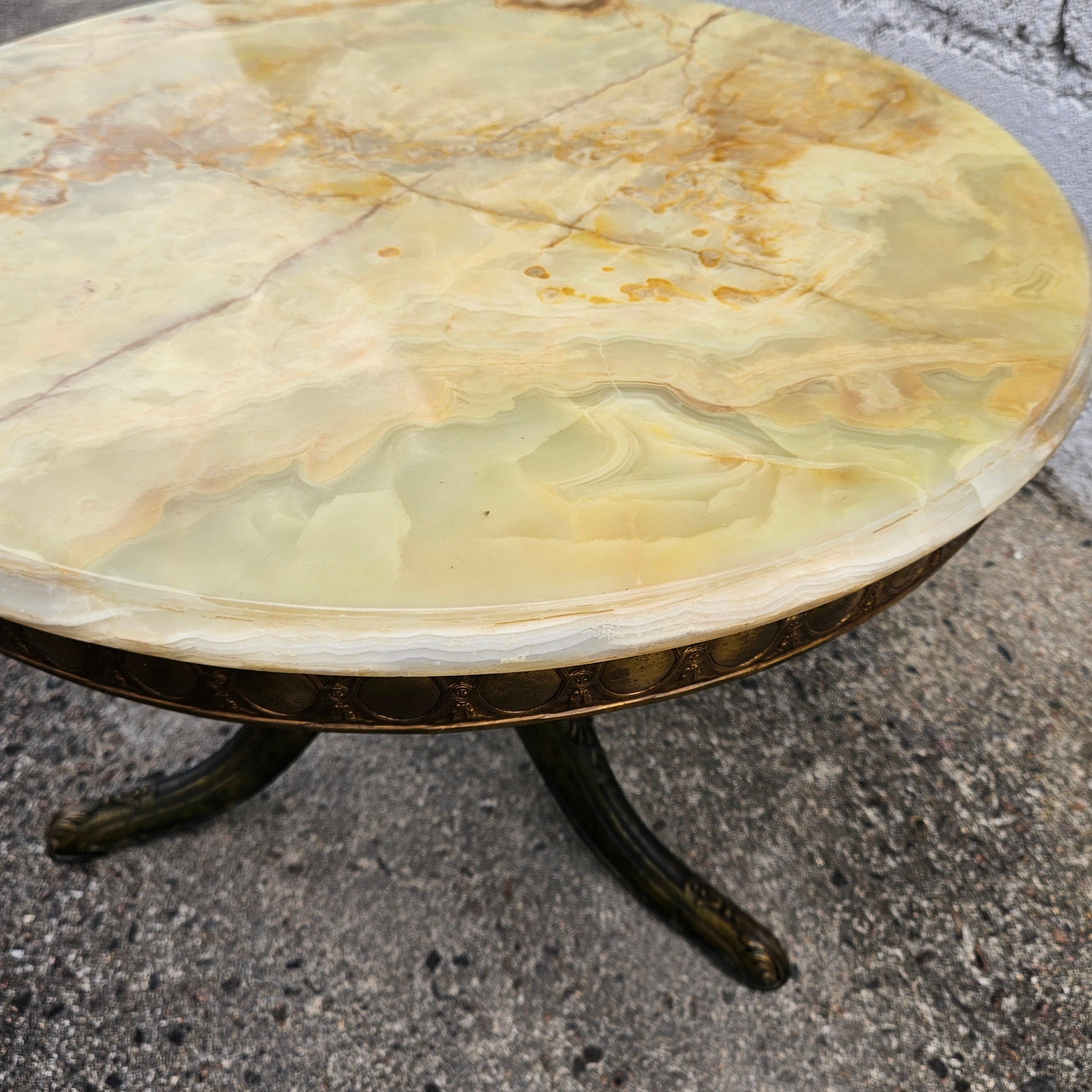 Tavolino rotondo francese d'epoca in marmo onice e ottone in stile Luigi XV anni '60 In condizioni buone in vendita a Bussiere Dunoise, Nouvel Aquitaine