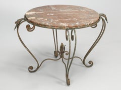 Table d'appoint ou d'extrémité ronde française avec plateau en marbre bronze vieilli plaqué or