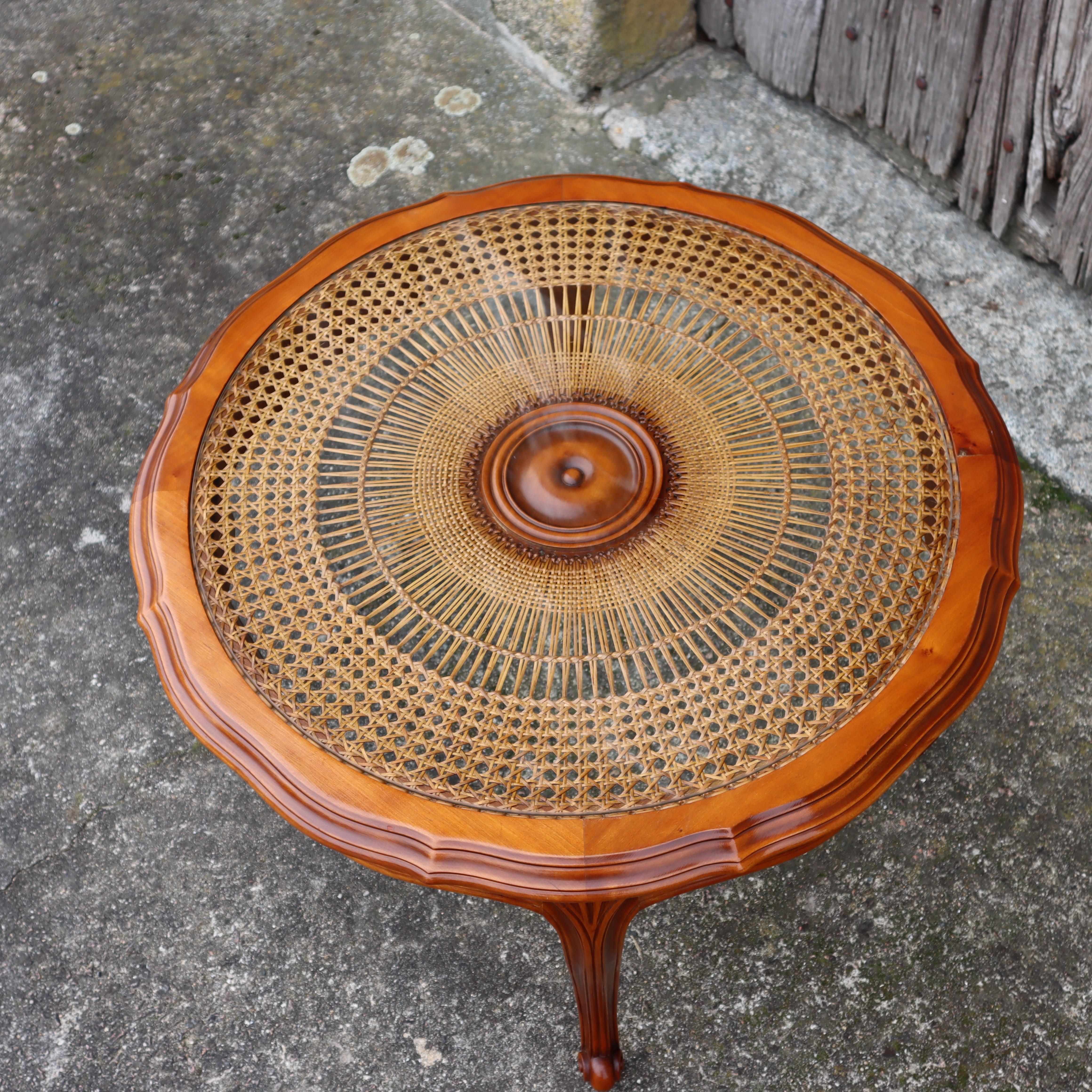 French Vintage Round Wooden Glass Rattan Coffee Table-Side Table-Style Louis XV In Good Condition In Bussiere Dunoise, Nouvel Aquitaine