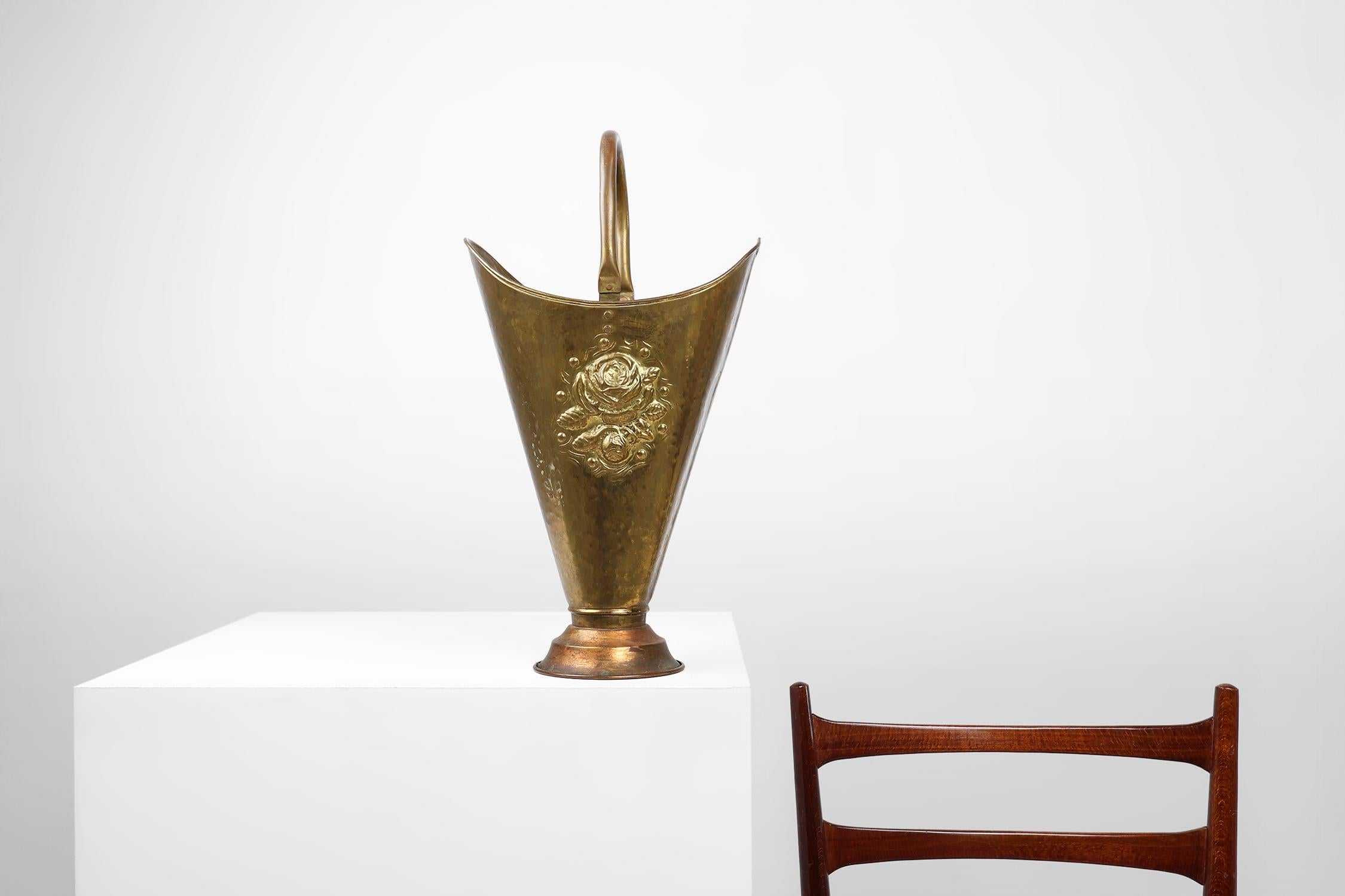 France / 1900 / porte-parapluie / cuivre / Rustique / Mid-Century

Porte-parapluie vintage rustique en laiton et base en cuivre, support de canne ou présentoir de plantes. Fabriqué en France vers 1900.

Base lestée, poignée pivotante et image en