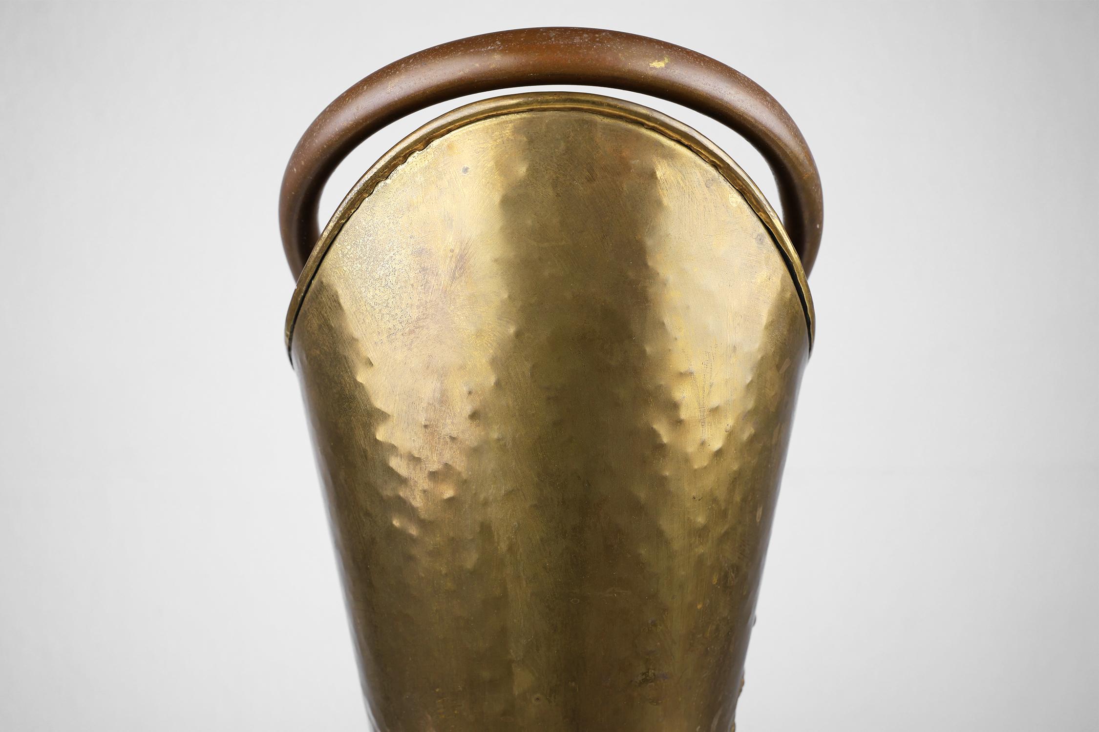 Début du 20ème siècle Stand parapluie en cuivre et laiton avec décorations en relief. en vente