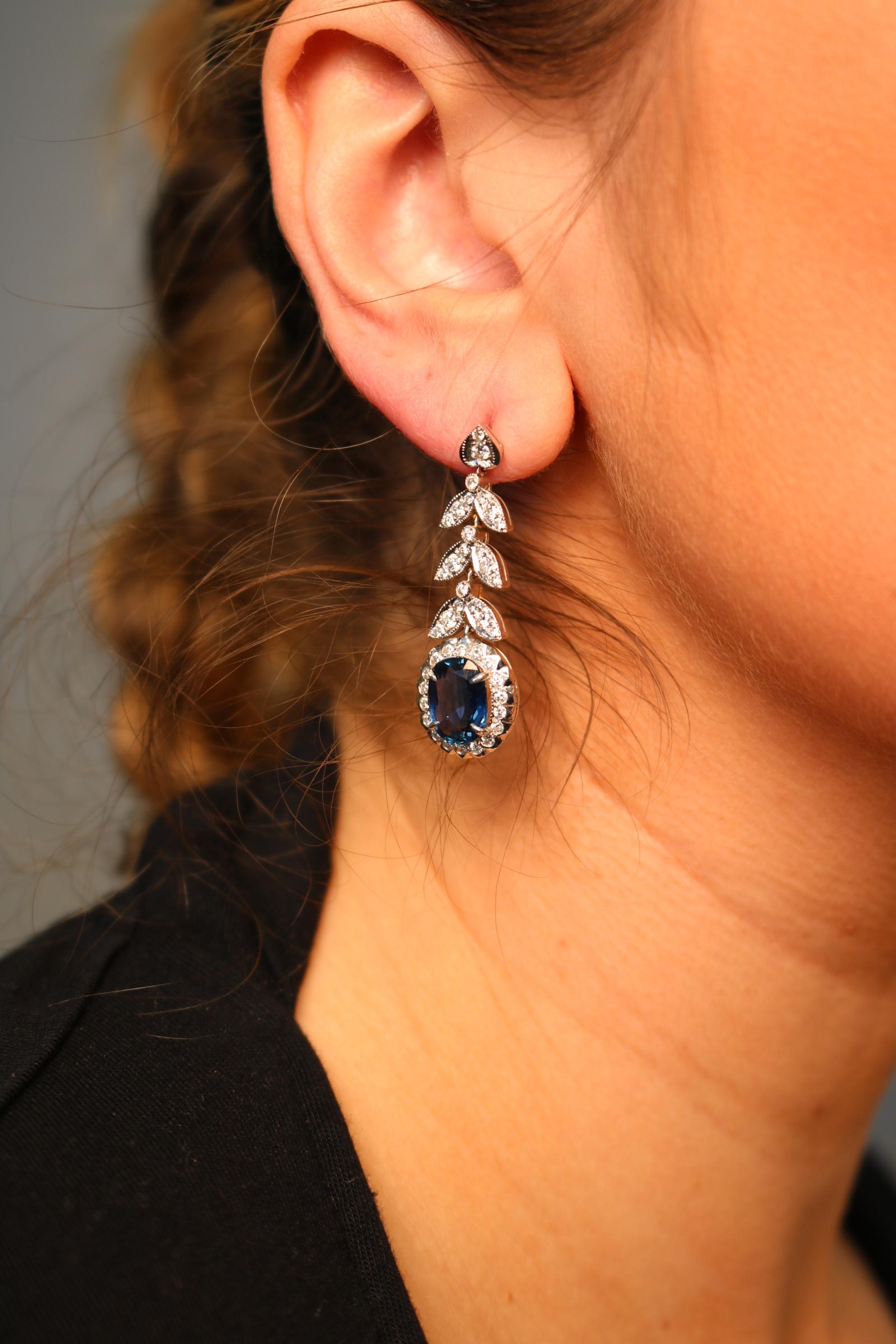 Boucles d'oreilles pendantes en or blanc 18 carats saphir français et diamant ~6.23ctw Excellent état - En vente à Fairfield, CT