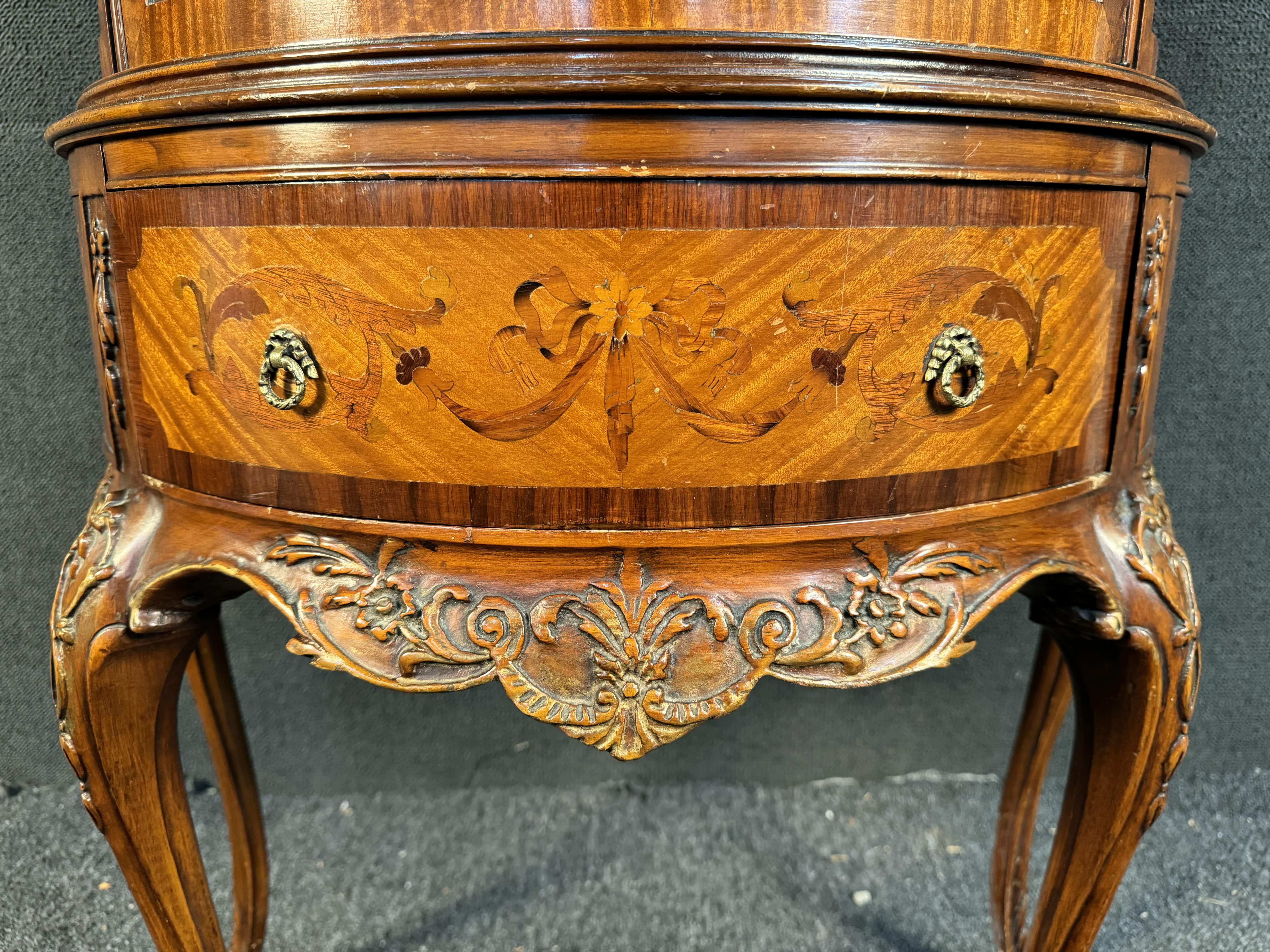 Vitrina francese d'epoca in legno di raso e intarsio di Weiman in vendita 7