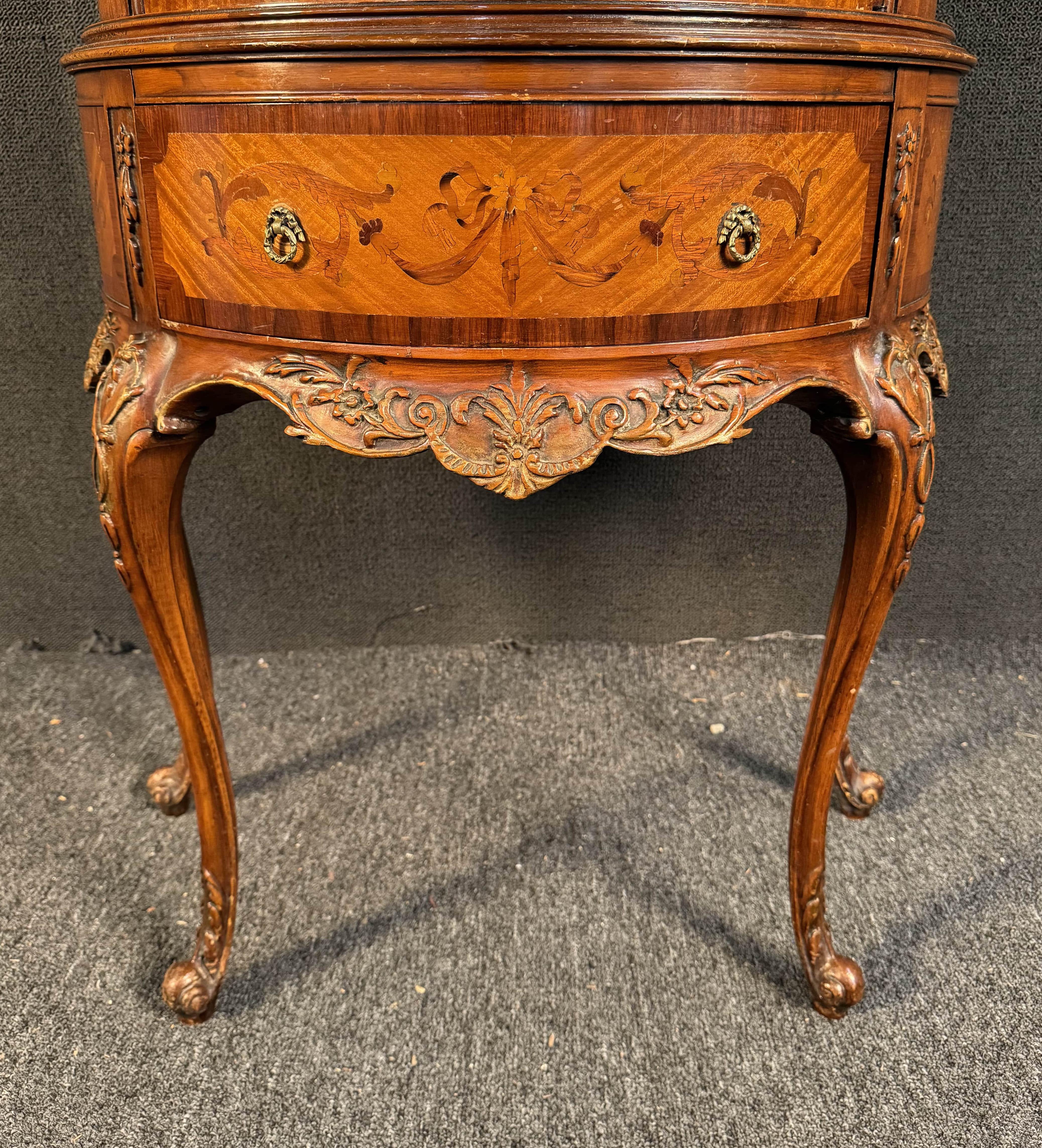 Vitrina francese d'epoca in legno di raso e intarsio di Weiman in vendita 6