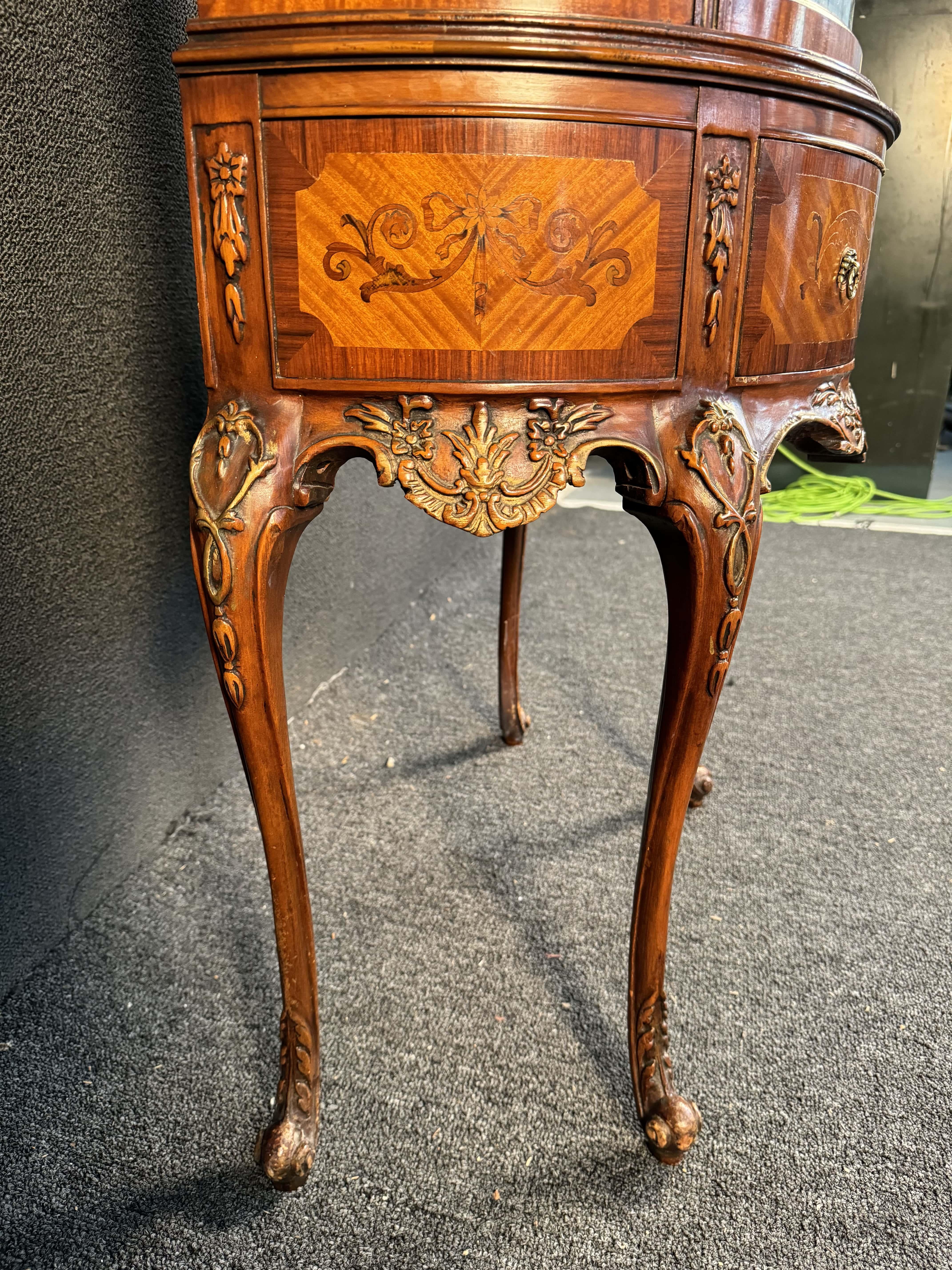 Vitrina francese d'epoca in legno di raso e intarsio di Weiman in vendita 8