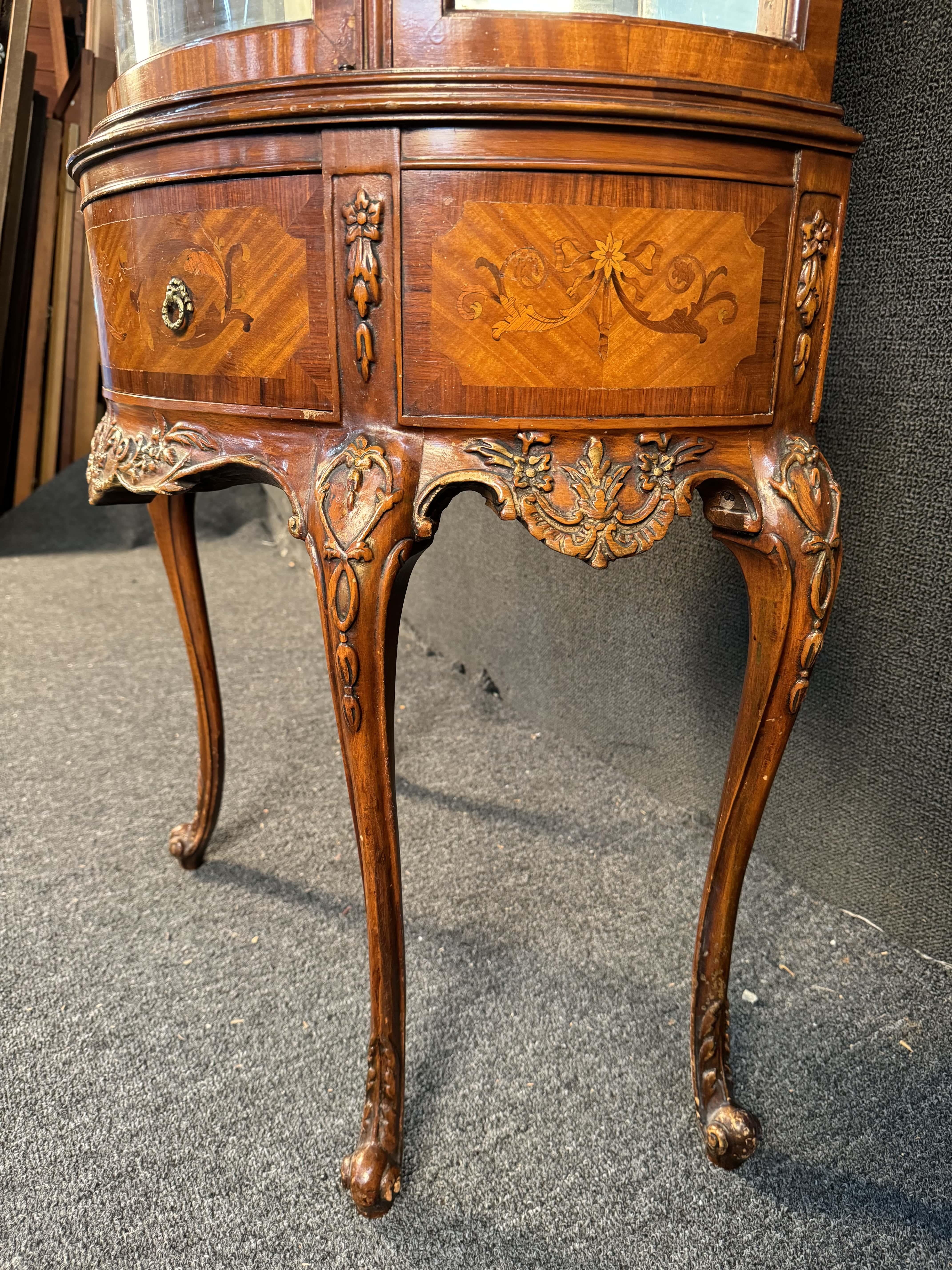 Vitrina francese d'epoca in legno di raso e intarsio di Weiman in vendita 9