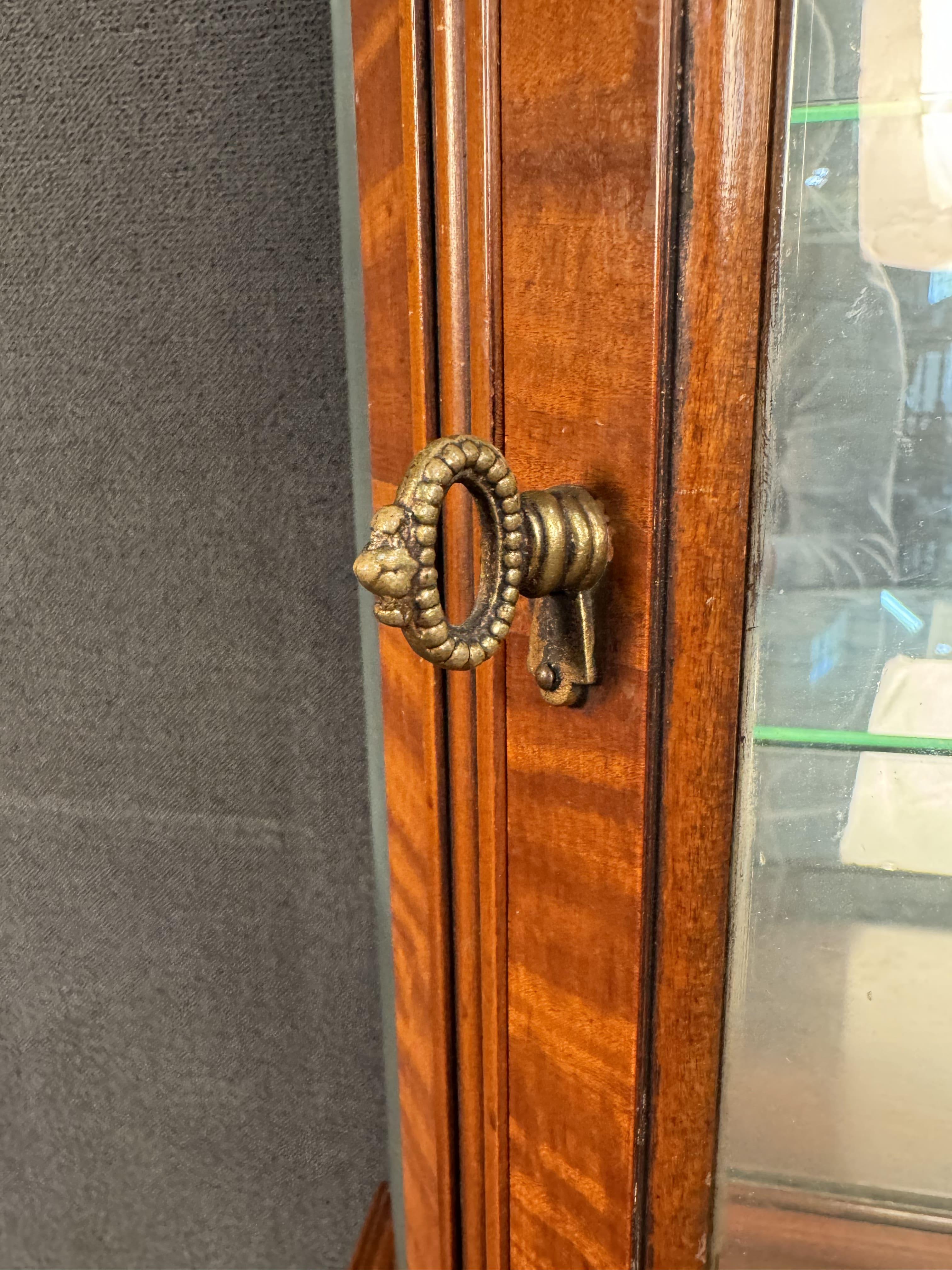 Vitrina francese d'epoca in legno di raso e intarsio di Weiman in vendita 10