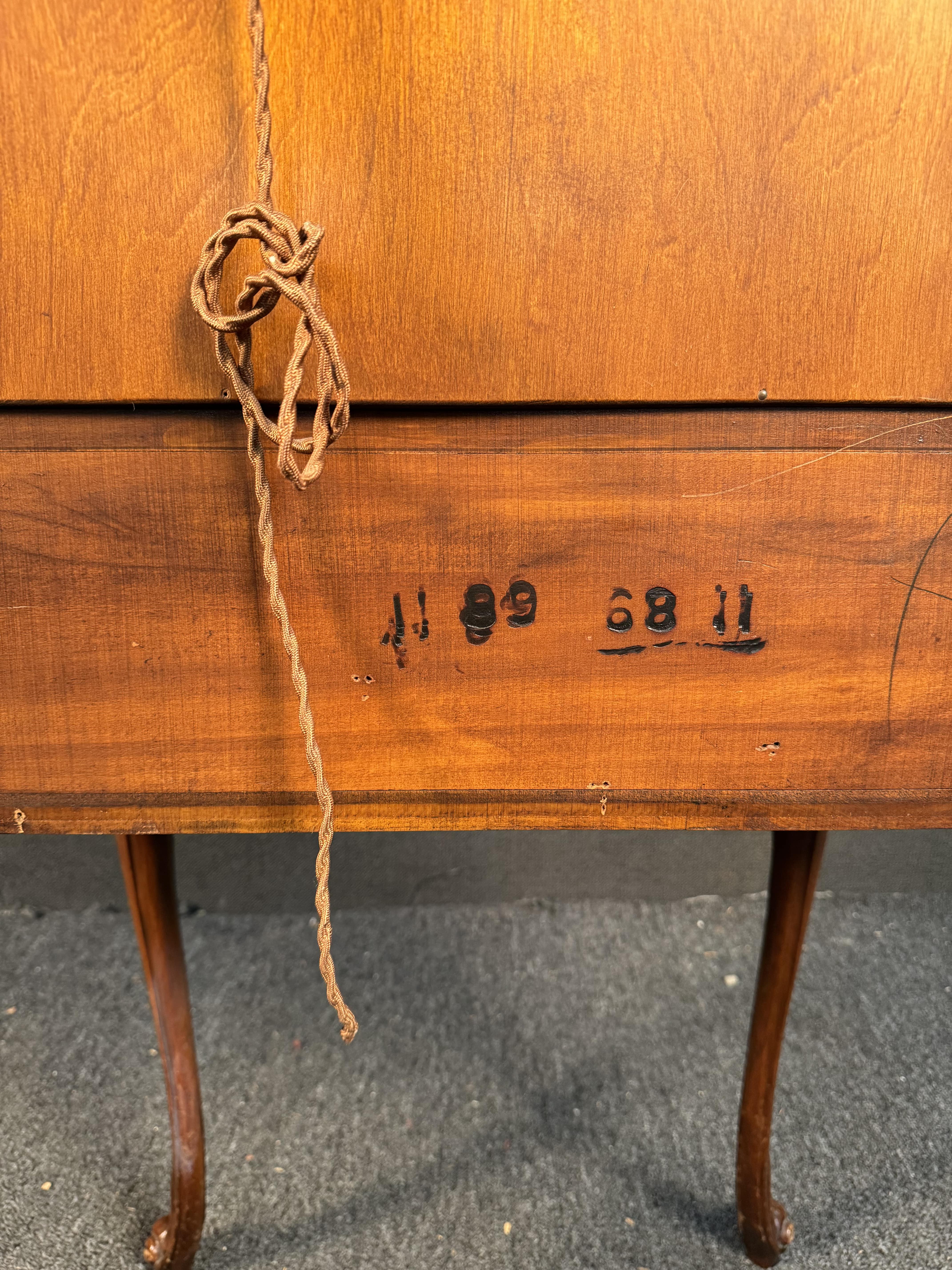 Vitrina francese d'epoca in legno di raso e intarsio di Weiman in vendita 14
