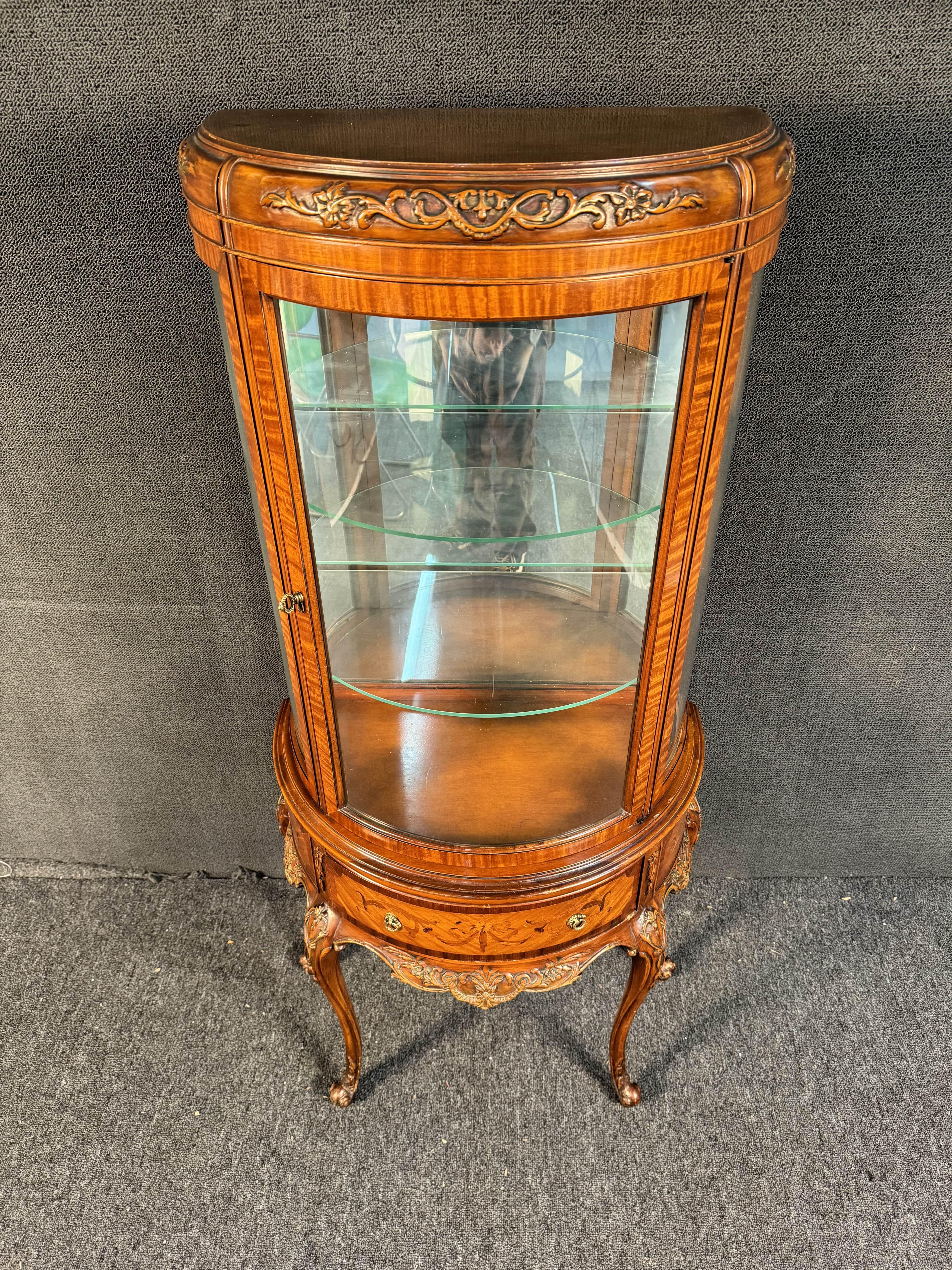 Luigi XV Vitrina francese d'epoca in legno di raso e intarsio di Weiman in vendita