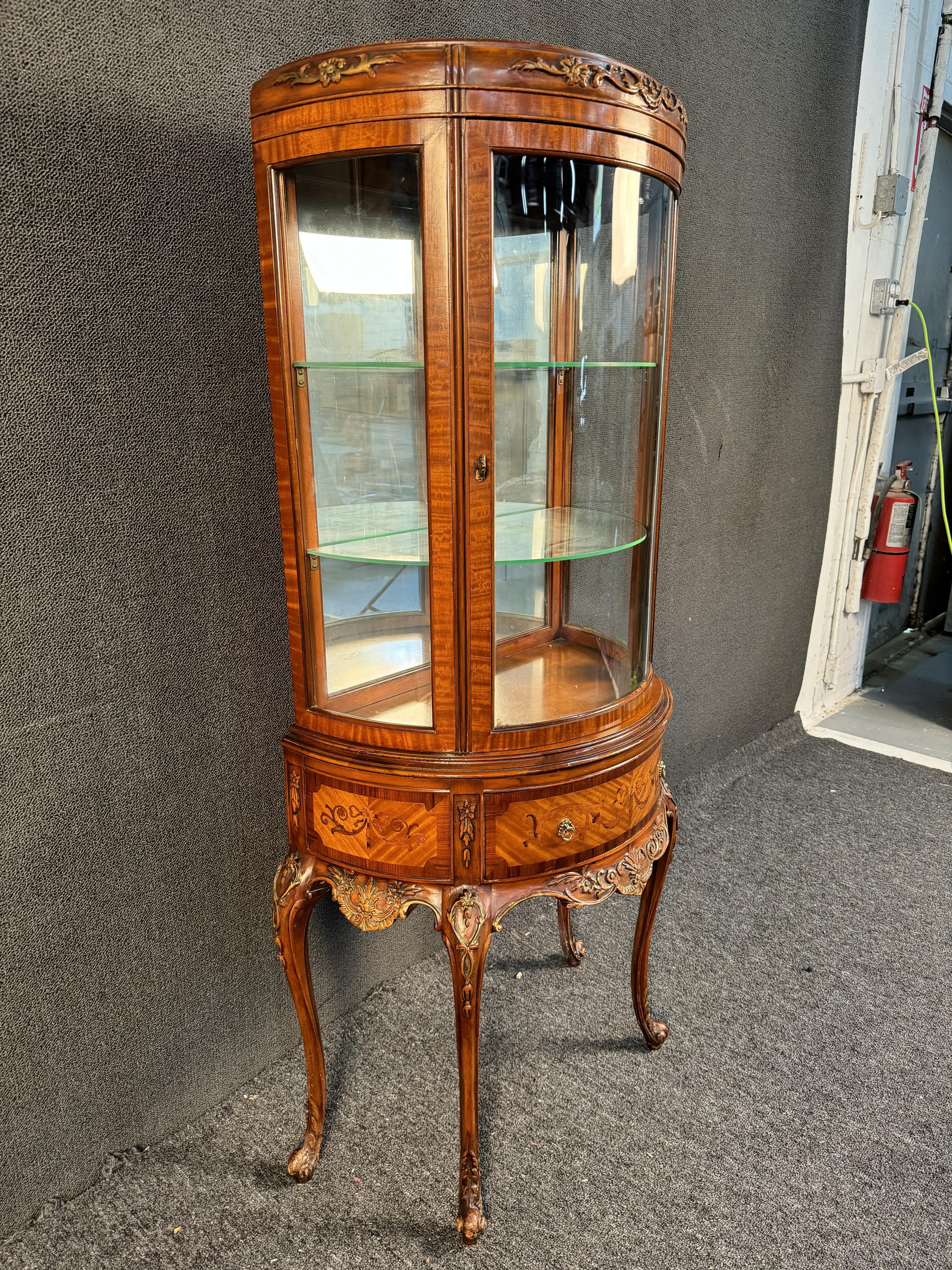 Vitrina francese d'epoca in legno di raso e intarsio di Weiman In condizioni buone in vendita a Brooklyn, NY