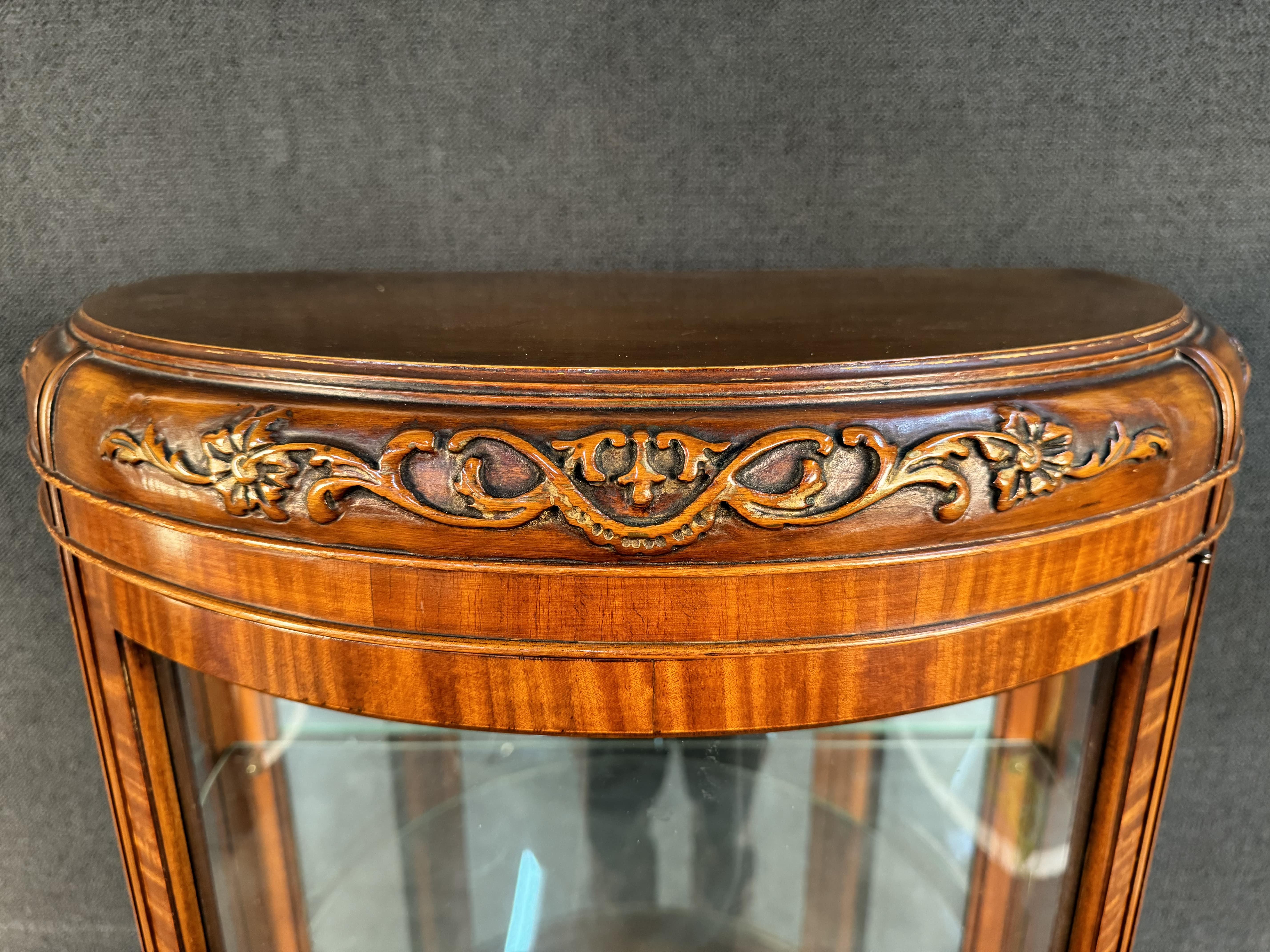 Vitrina francese d'epoca in legno di raso e intarsio di Weiman in vendita 1