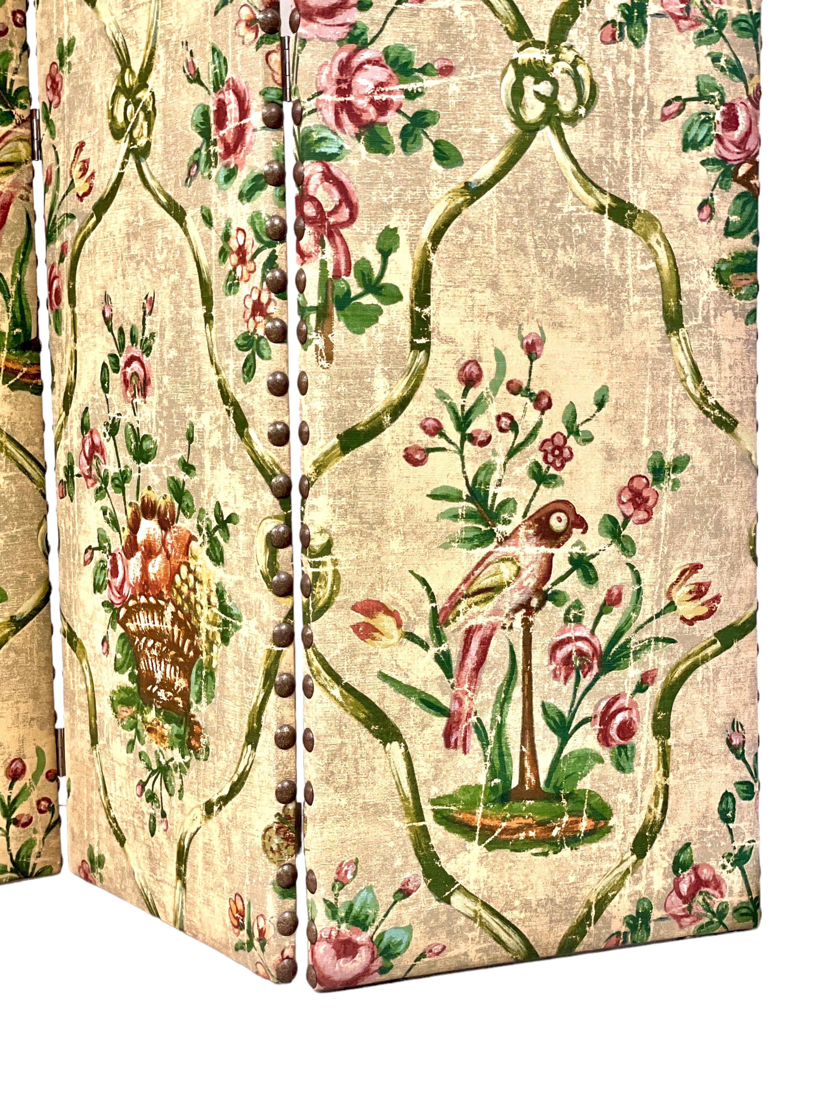 Une charmante petite séparation en trois parties de style XVIIIe siècle, fabriquée à partir d'un tissu tendu sur un cadre en bois et habilement imprimé d'une reproduction délibérée d'un motif floral joliment vieilli. Datant du XXe siècle, ce