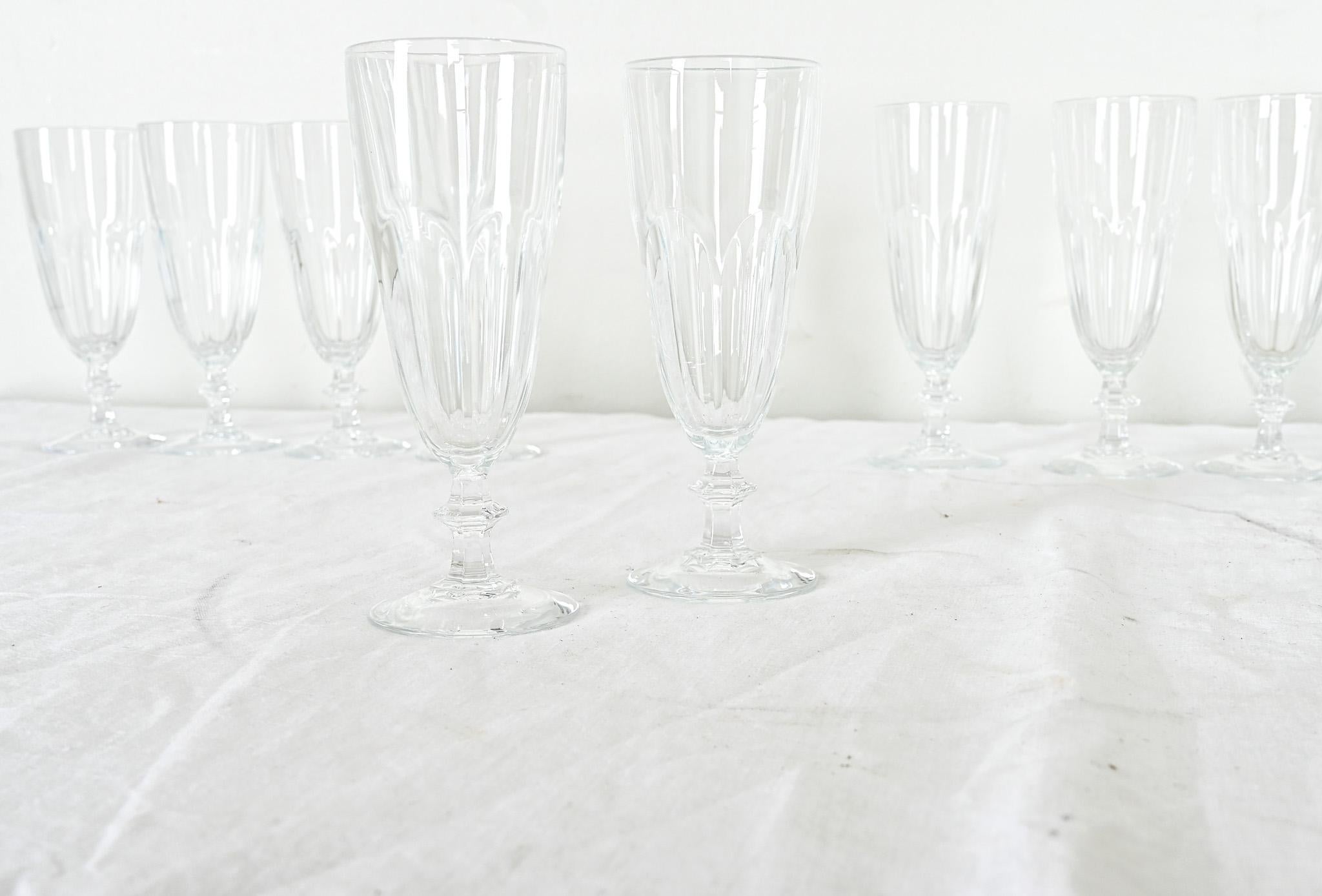 Ensemble français de 14 flûtes à champagne en verre taillé en vente 2