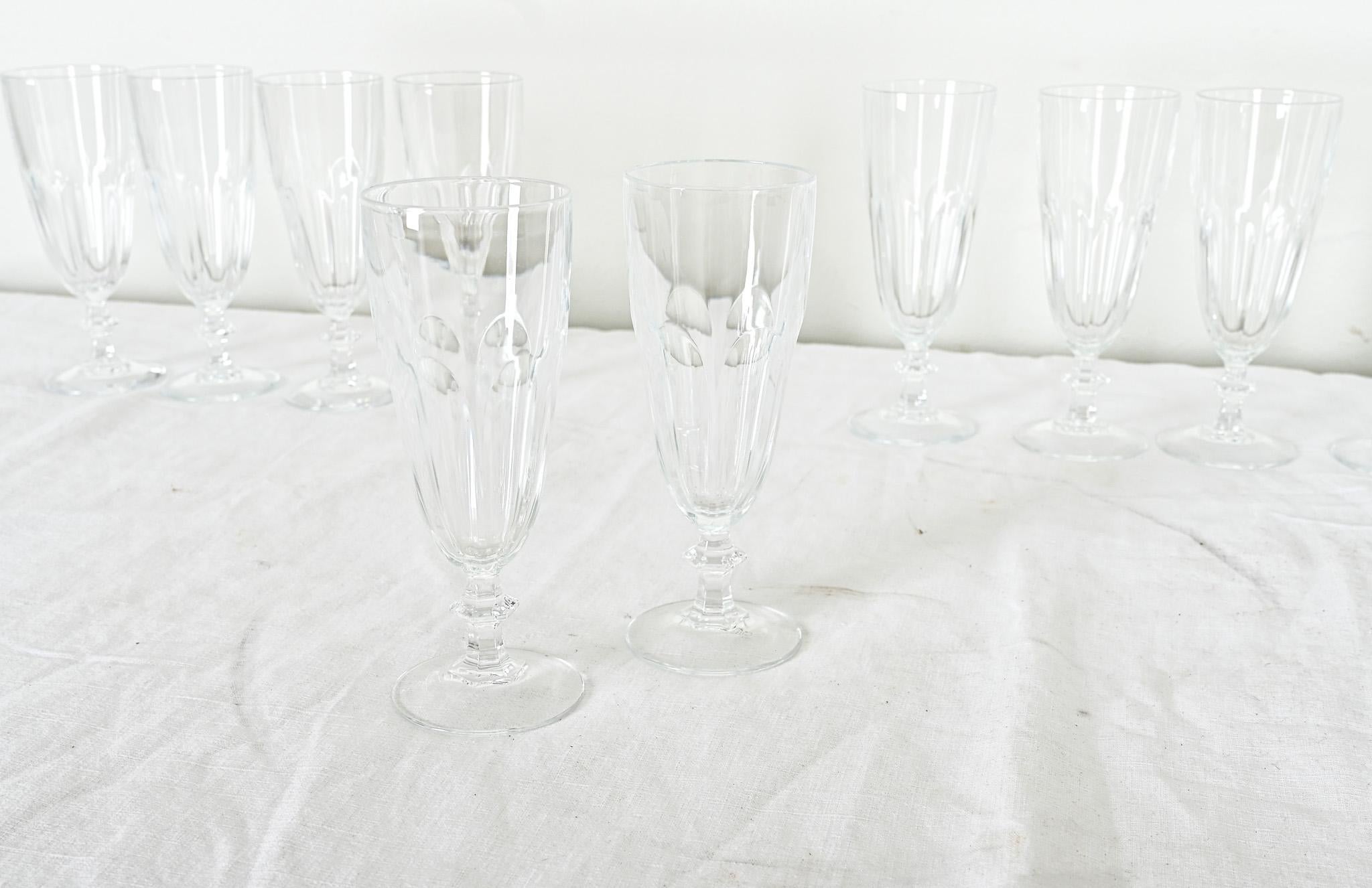 Ensemble français de 14 flûtes à champagne en verre taillé en vente 3
