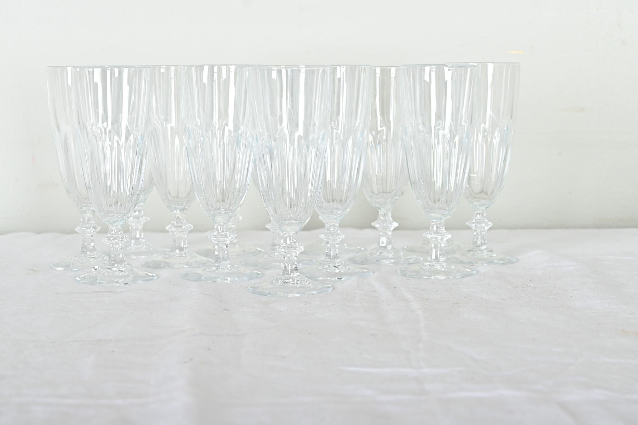 Autre Ensemble français de 14 flûtes à champagne en verre taillé en vente