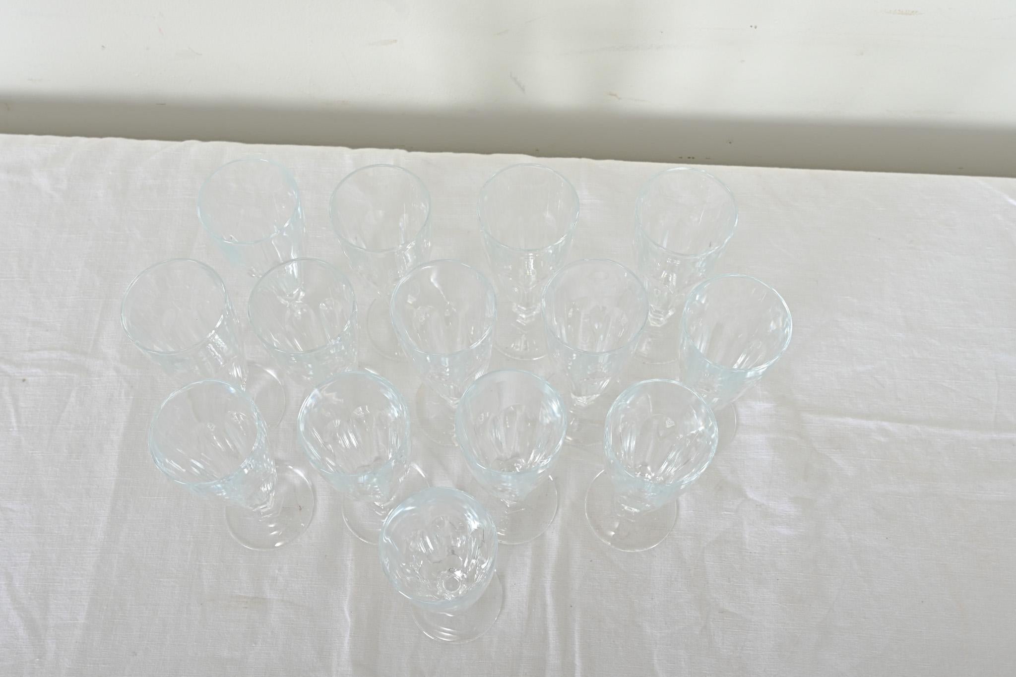 Français Ensemble français de 14 flûtes à champagne en verre taillé en vente