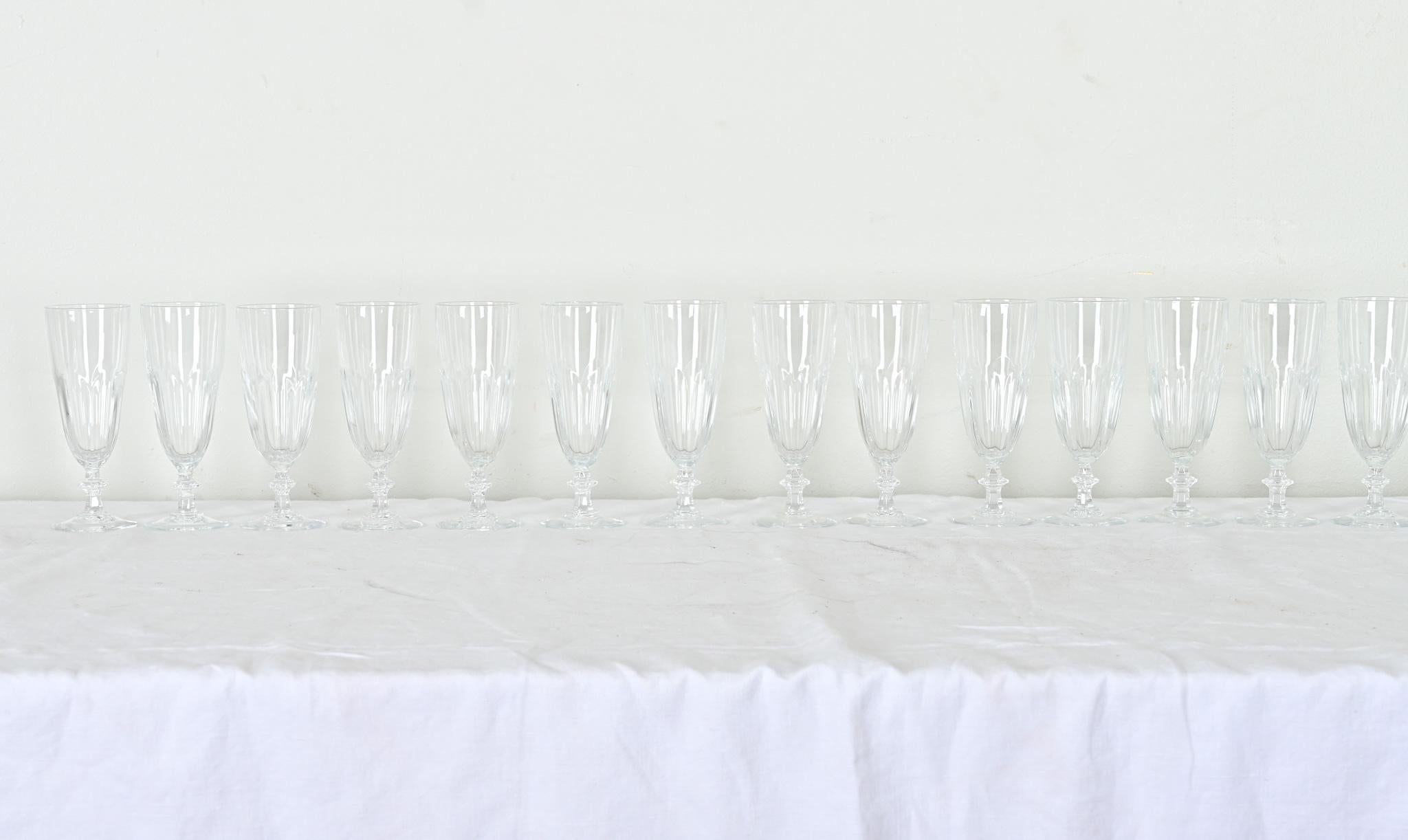 Poli Ensemble français de 14 flûtes à champagne en verre taillé en vente